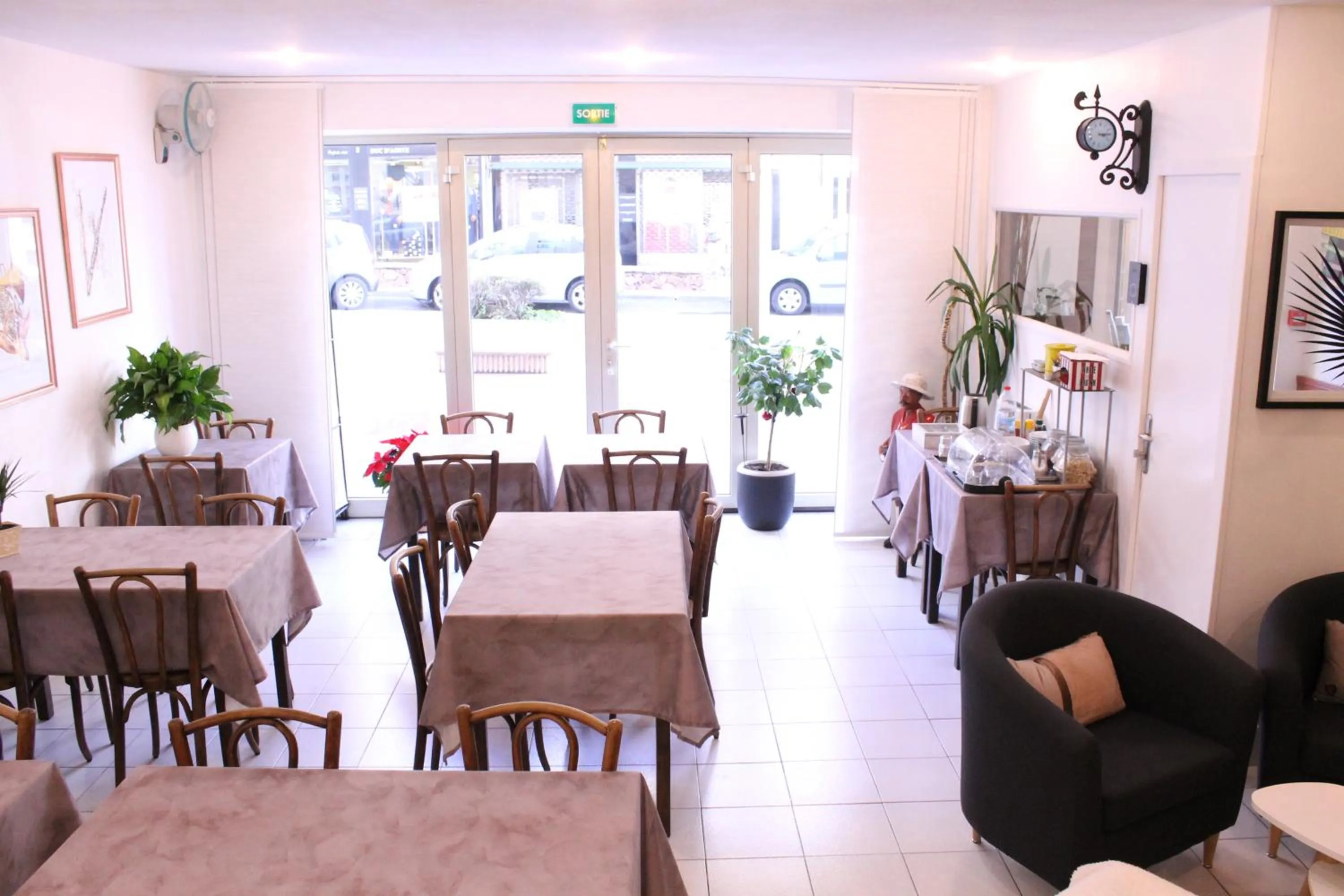 Area and facilities in Nouvel Hotel