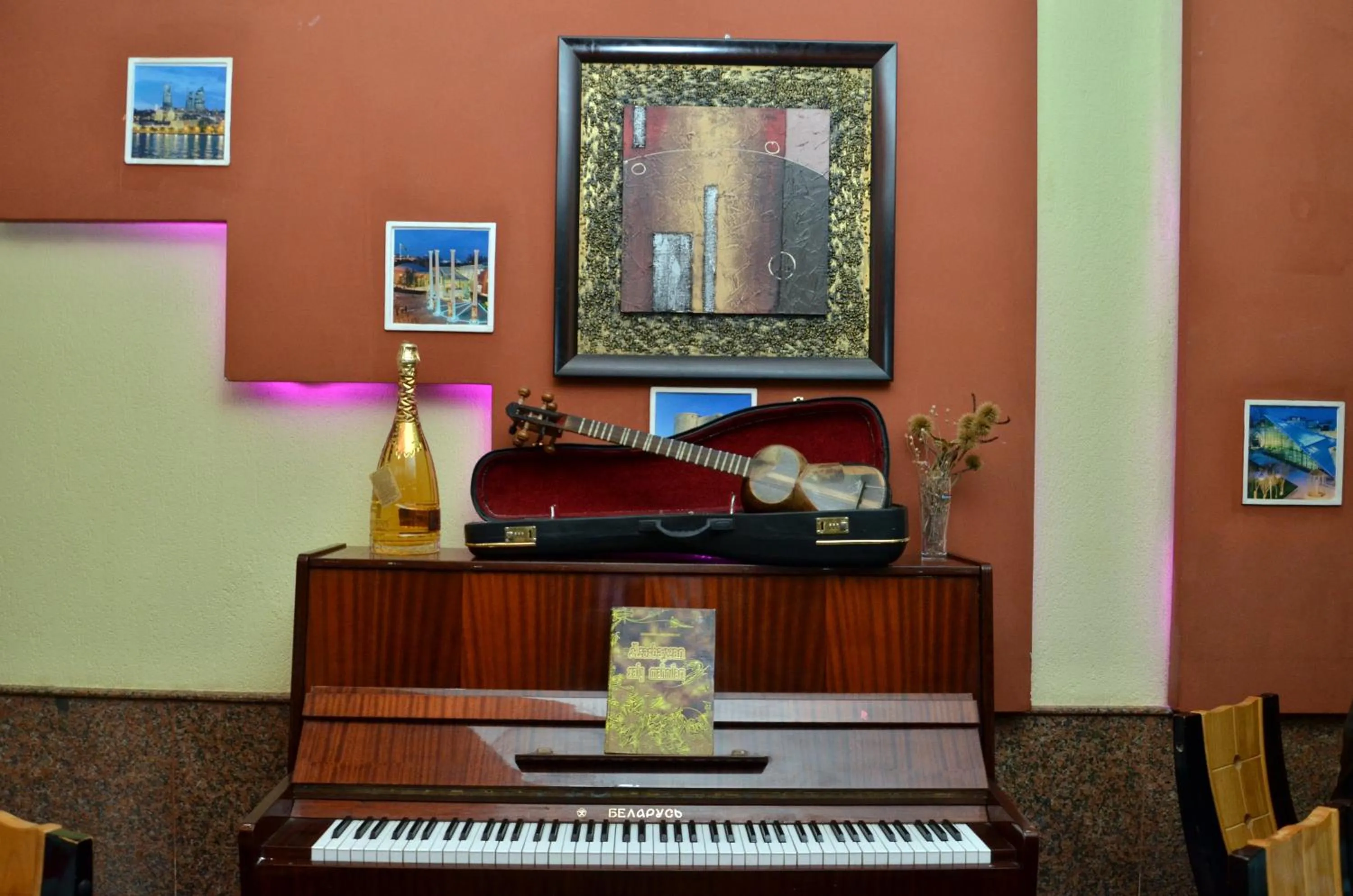 Restaurant/places to eat in Consul Hotel