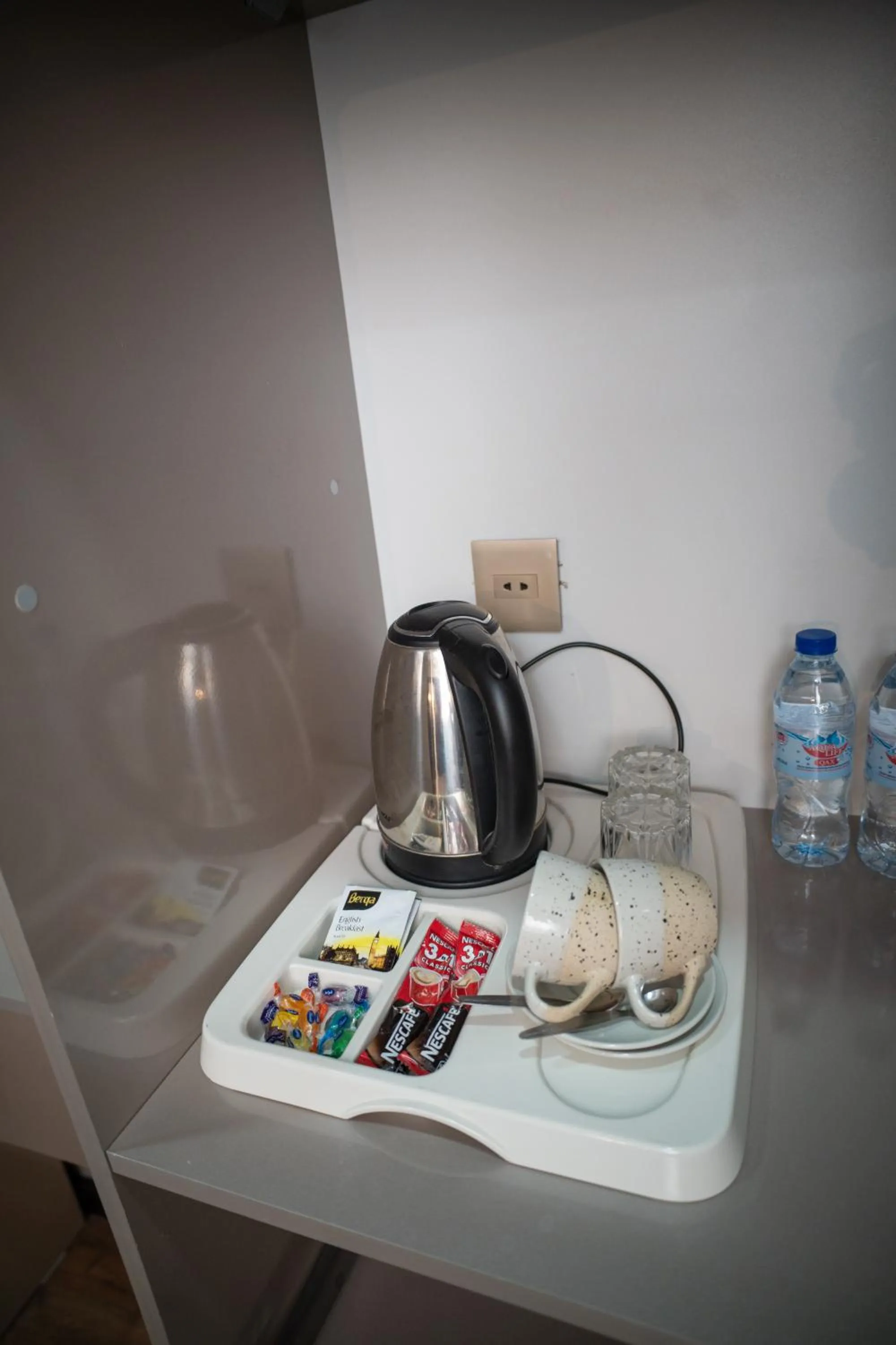 Coffee/tea facilities in Consul Hotel