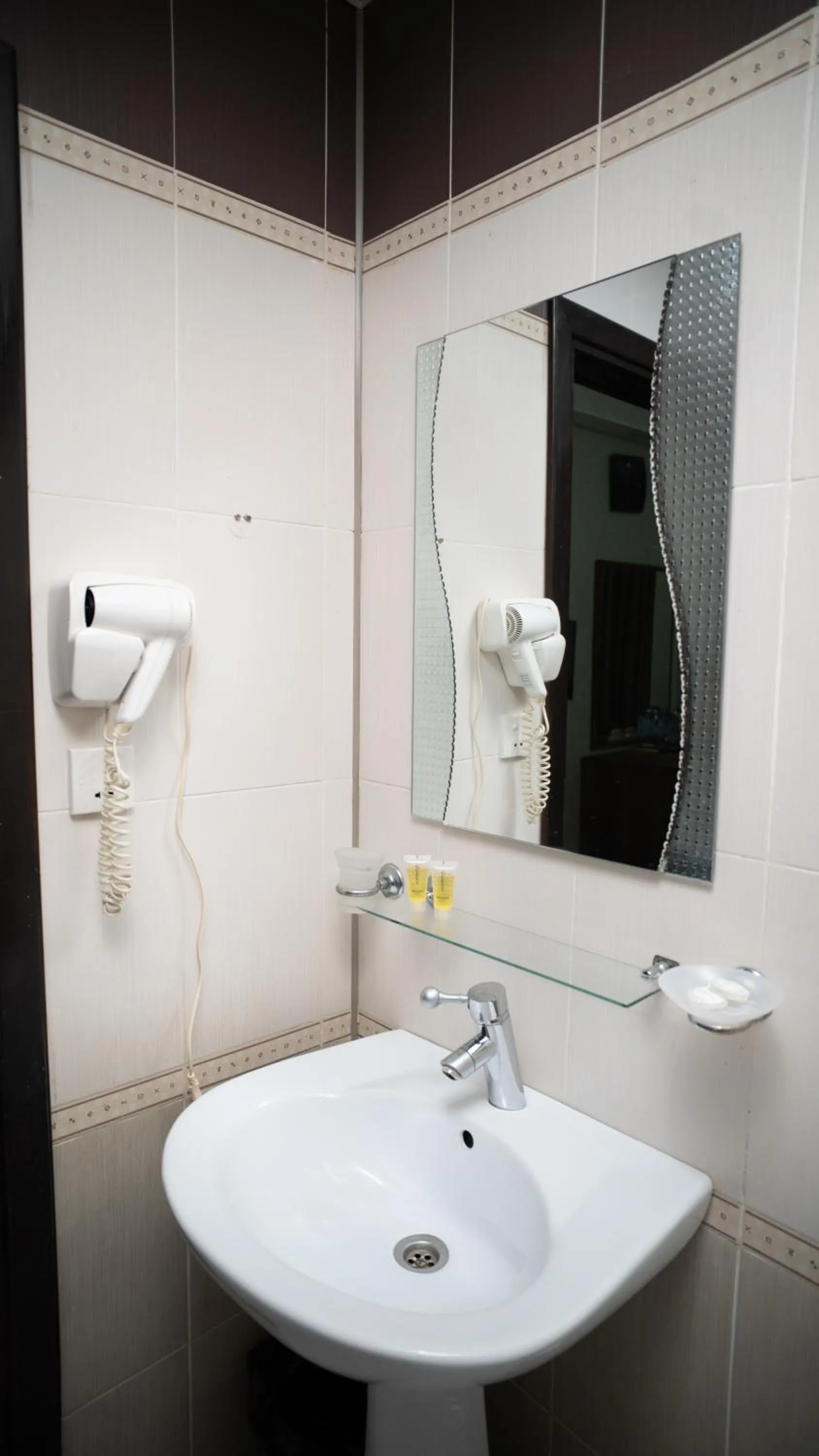 Shower in Consul Hotel