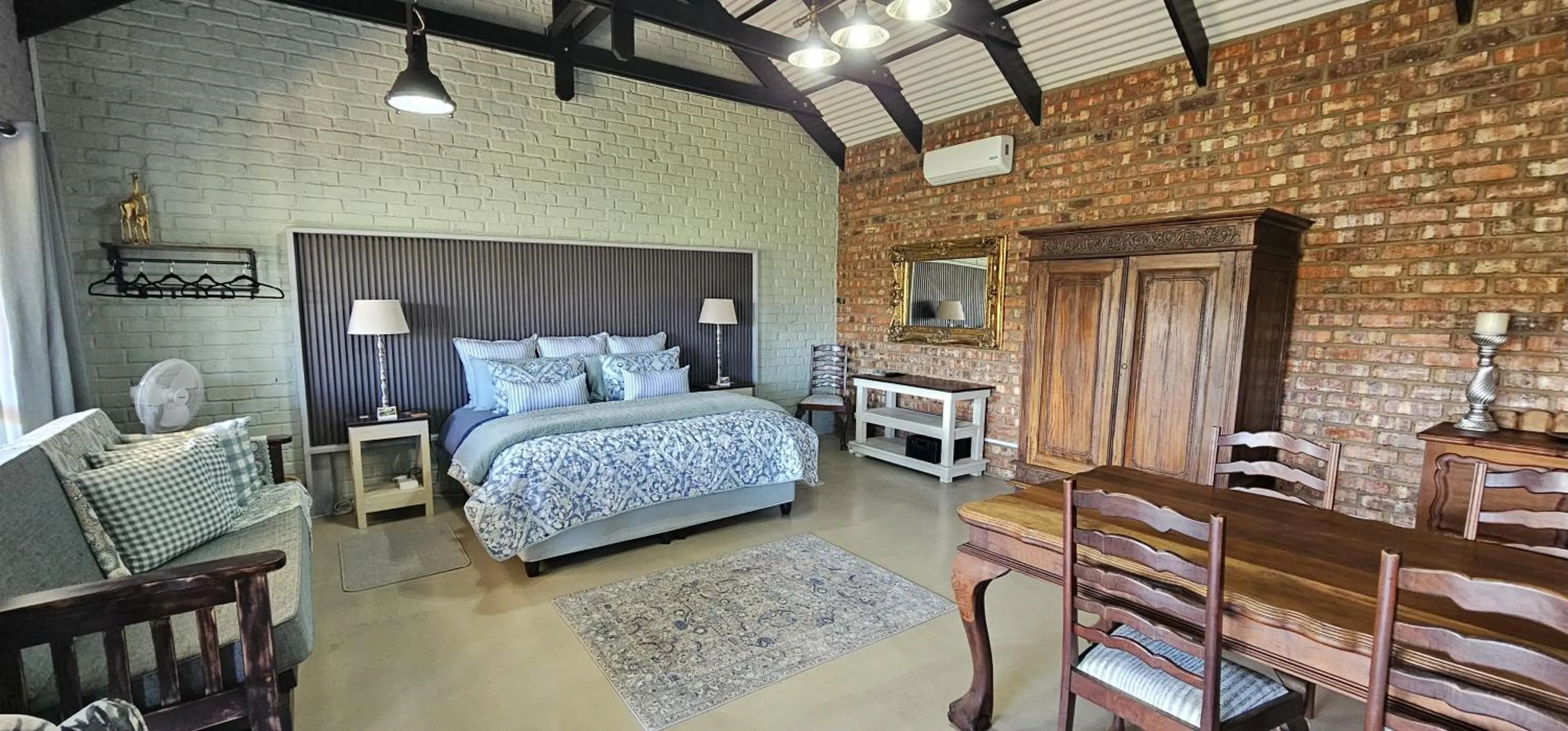 Living room, Bed in Valley Bushveld Country Lodge