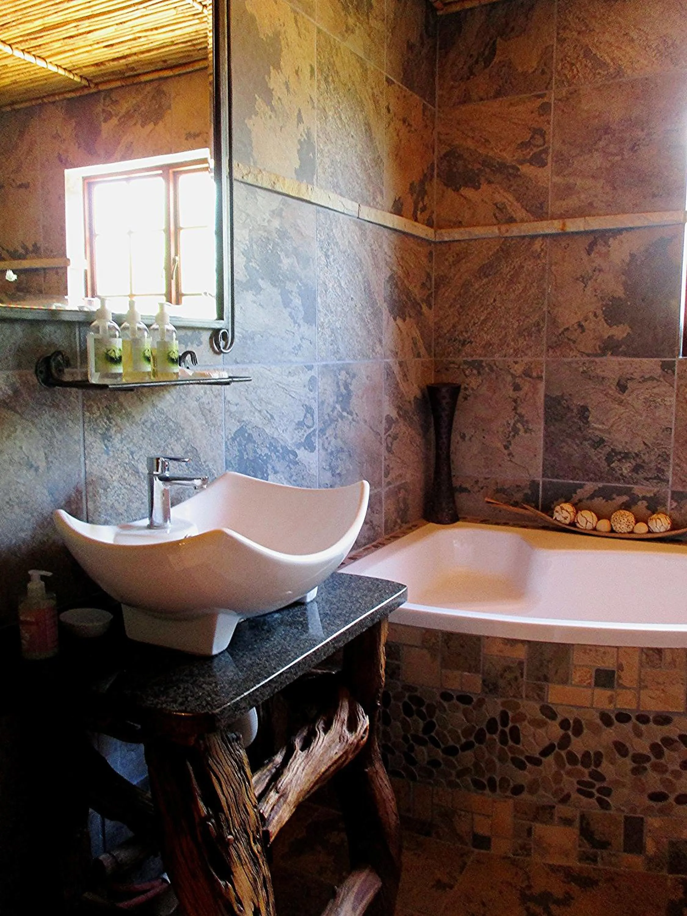 Bathroom in Valley Bushveld Country Lodge