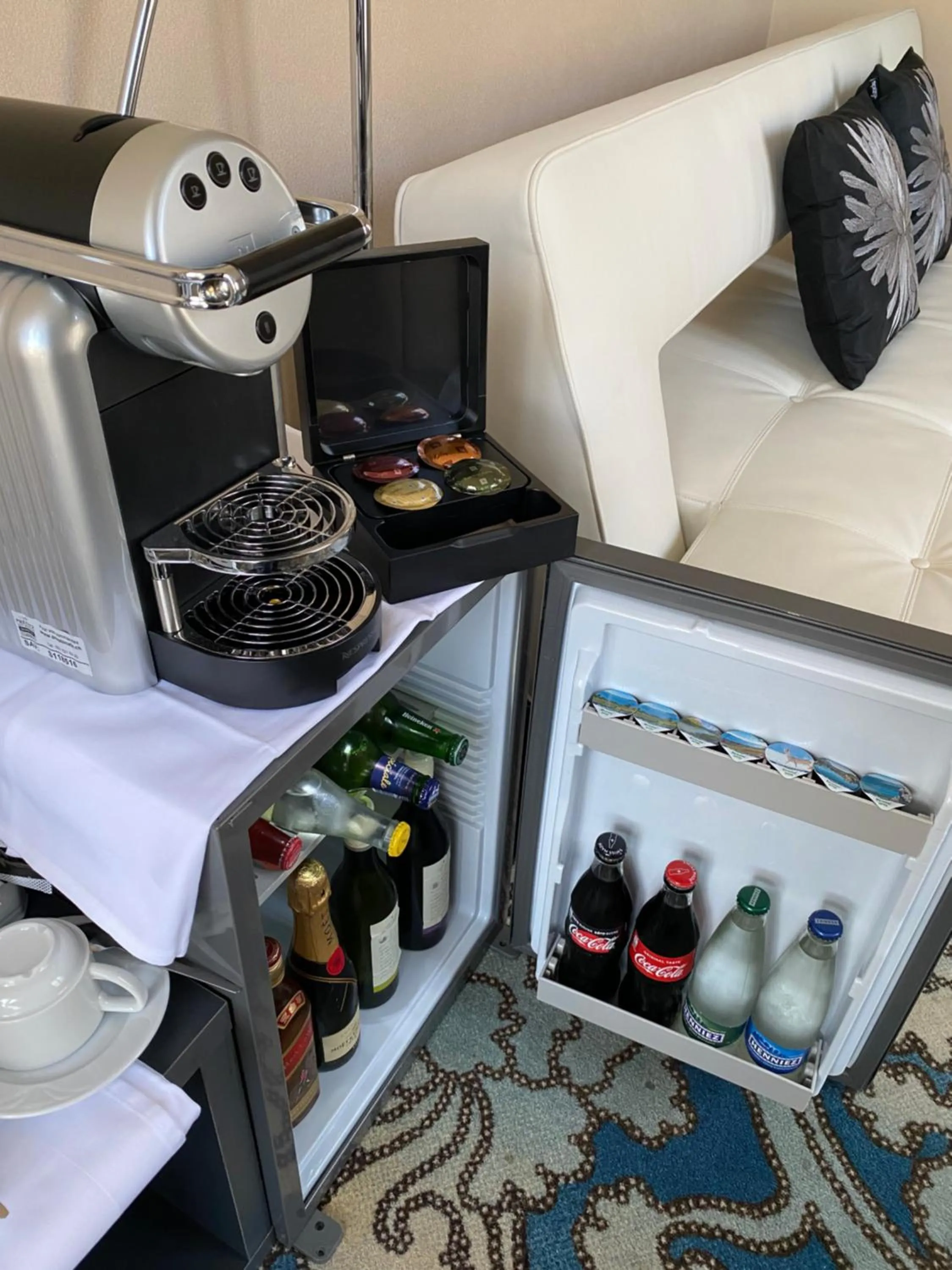 Coffee/tea facilities in Hôtel la Suite