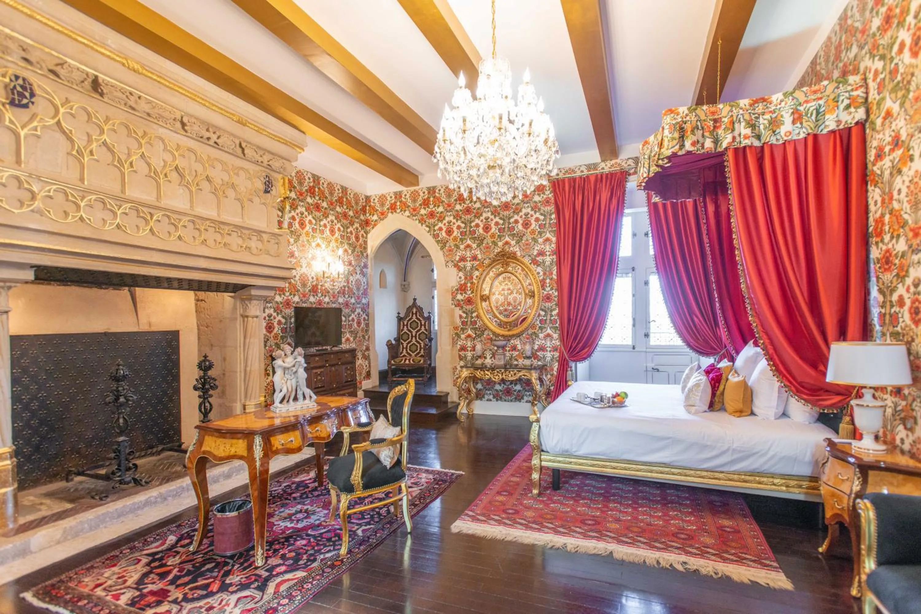 Photo of the whole room, Bed in Chateau Le Prieuré Saumur - La Maison Younan