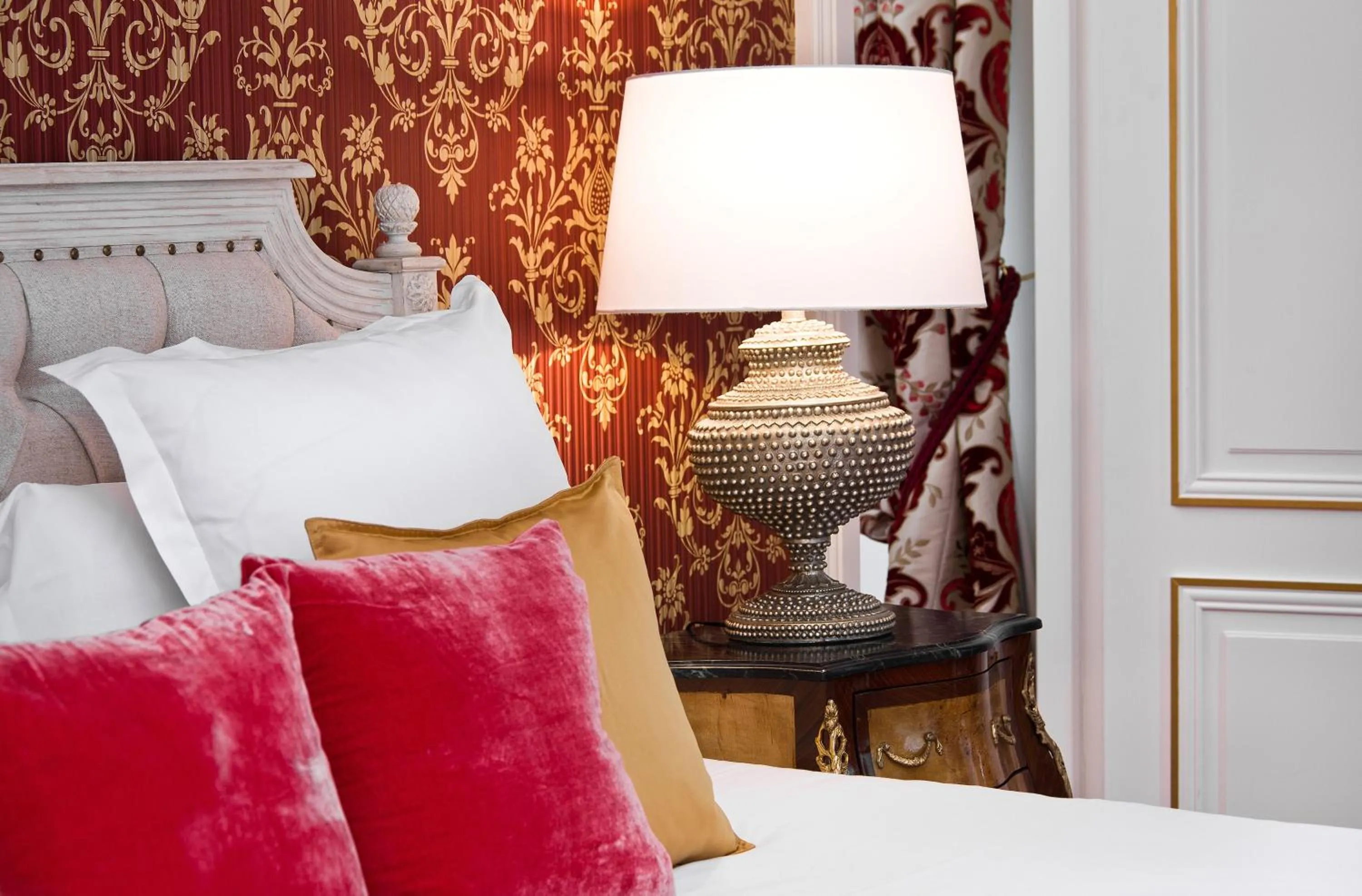 Bedroom, Bed in Chateau Le Prieuré Saumur - La Maison Younan