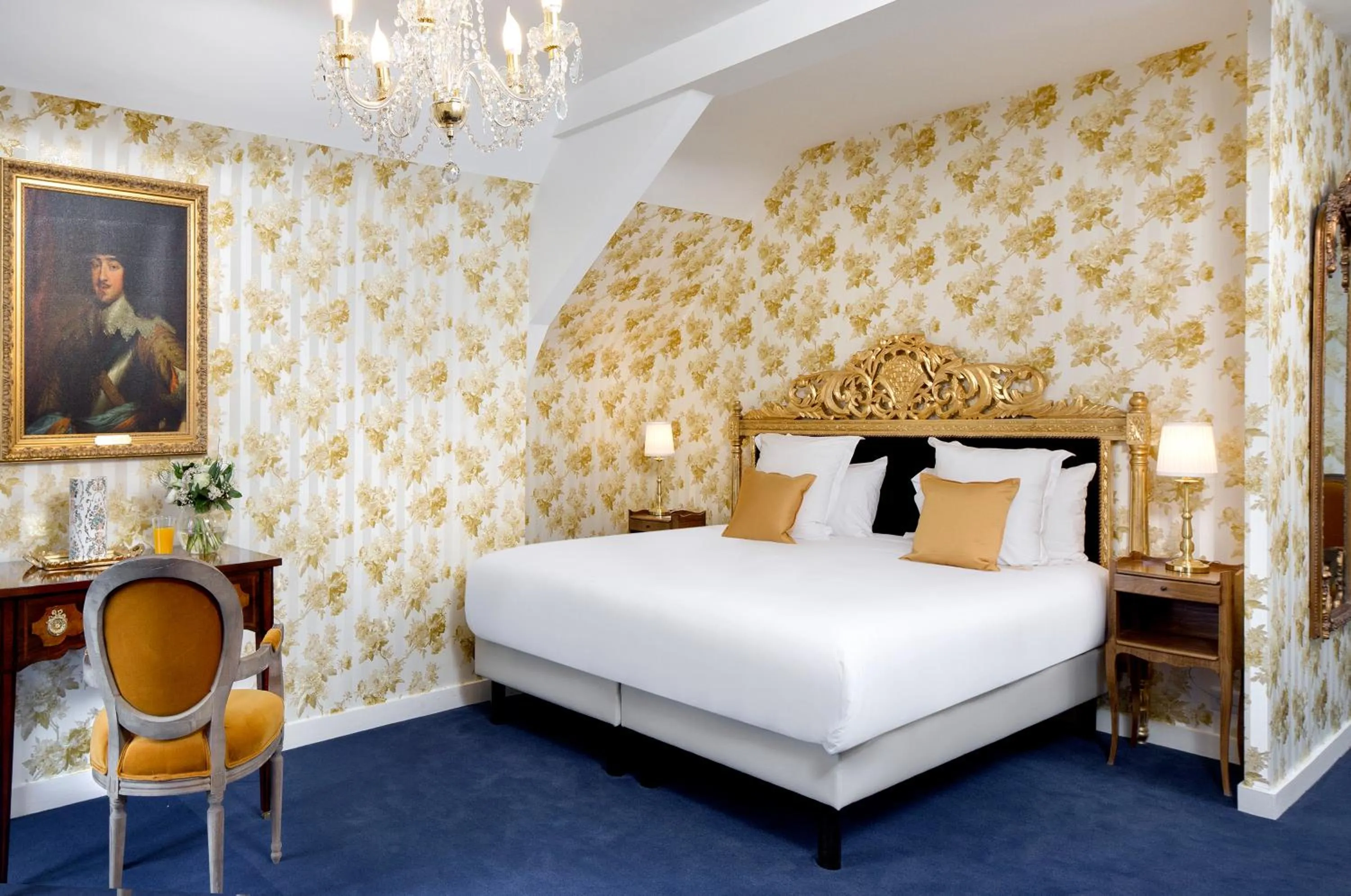 Bed in Chateau Le Prieuré Saumur - La Maison Younan