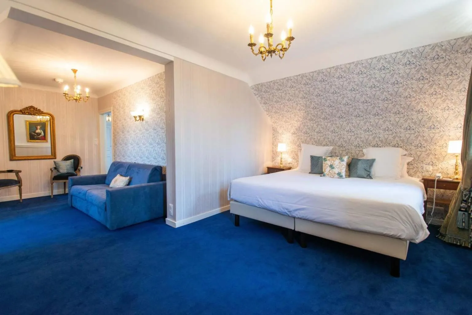 Bed in Chateau Le Prieuré Saumur - La Maison Younan