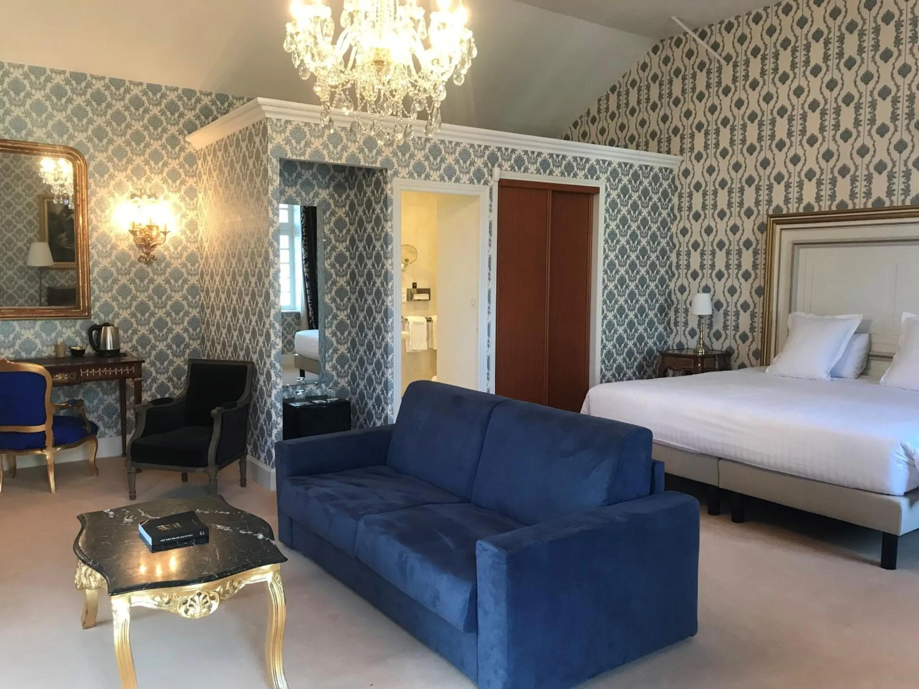 Photo of the whole room, Bed in Chateau Le Prieuré Saumur - La Maison Younan