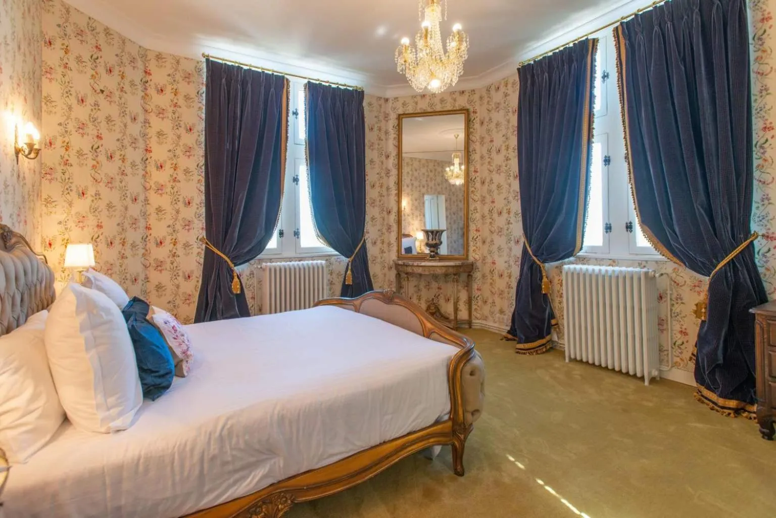 Bed in Chateau Le Prieuré Saumur - La Maison Younan