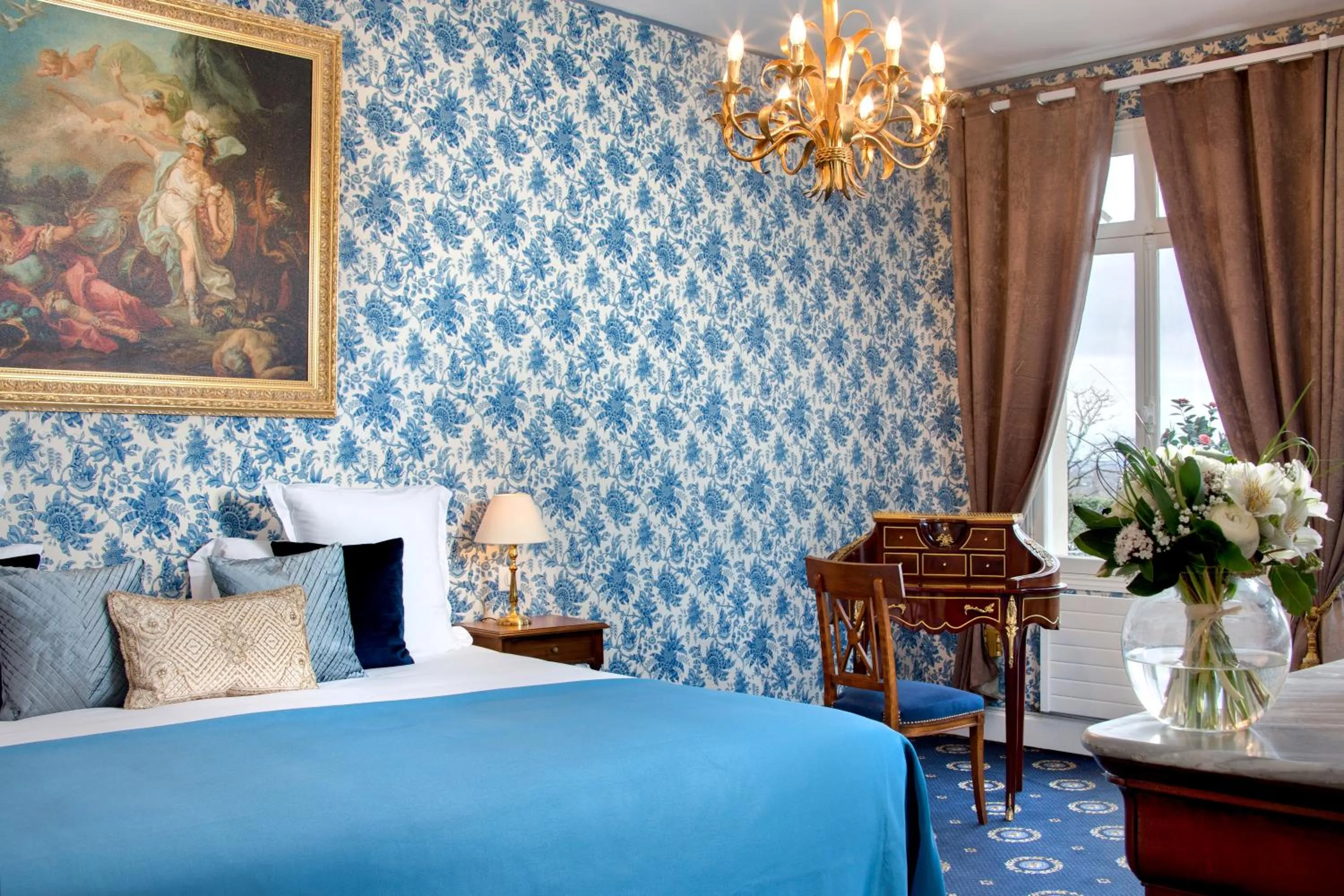 Bed in Chateau Le Prieuré Saumur - La Maison Younan