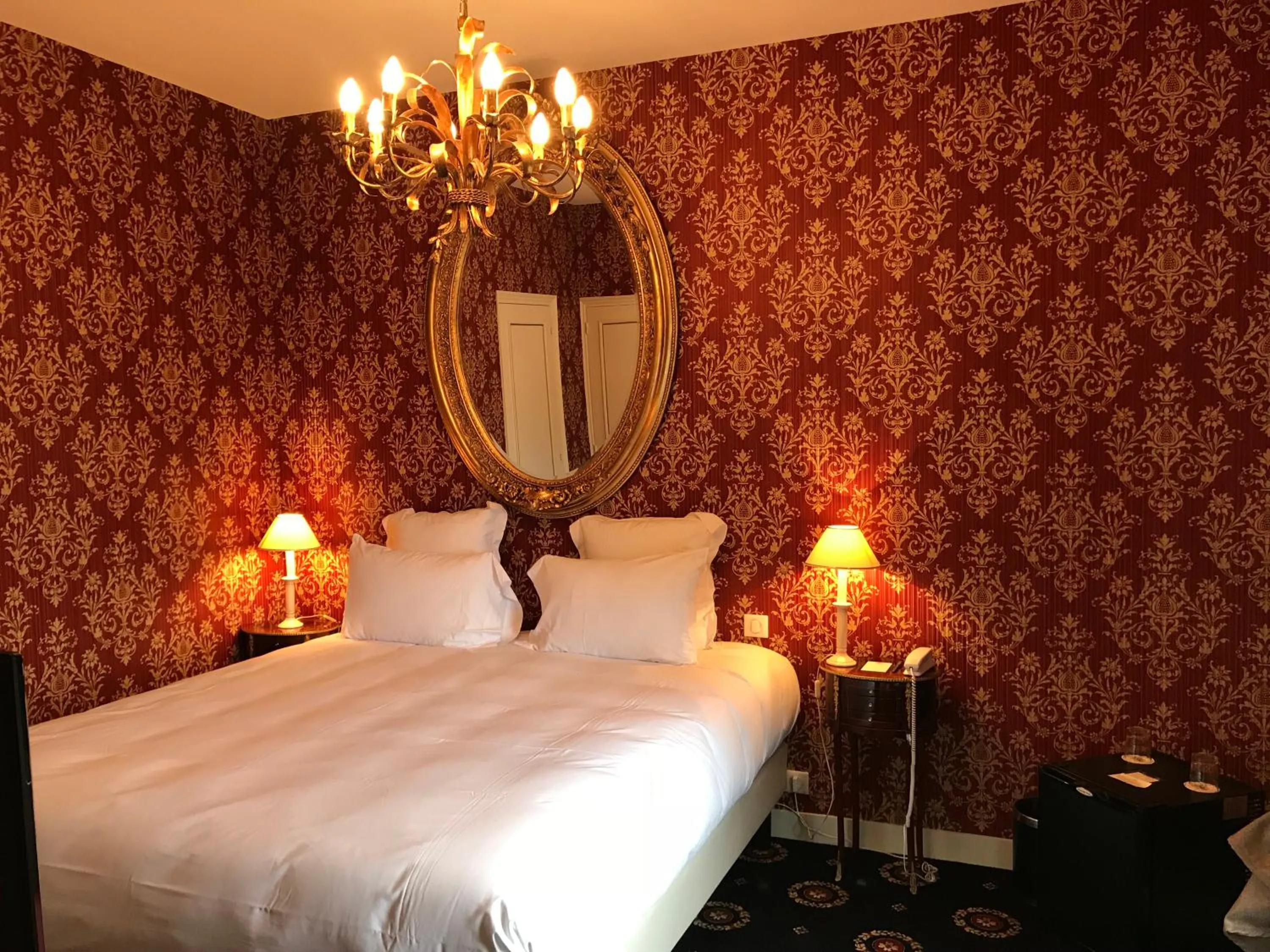 Bed in Chateau Le Prieuré Saumur - La Maison Younan