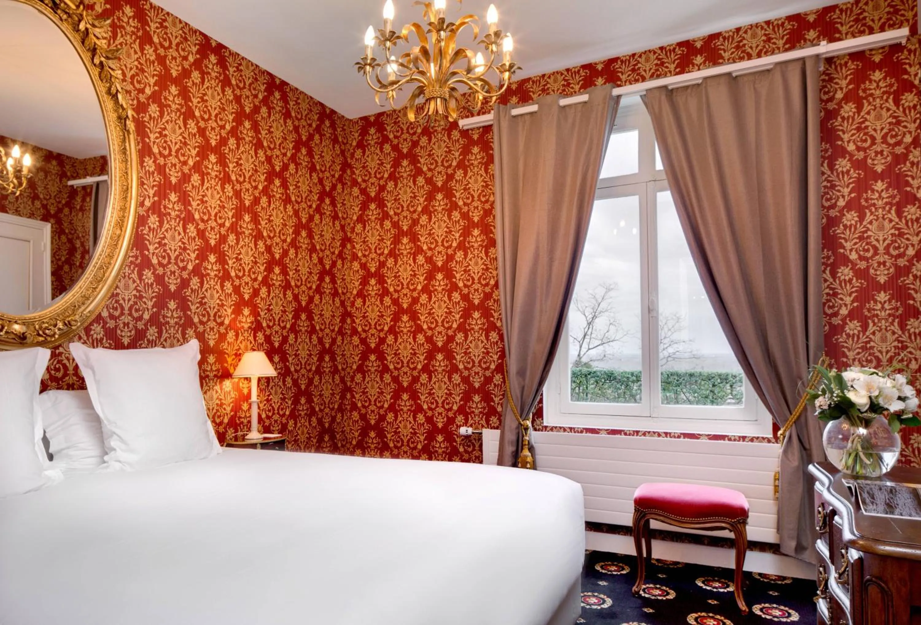 Bed in Chateau Le Prieuré Saumur - La Maison Younan