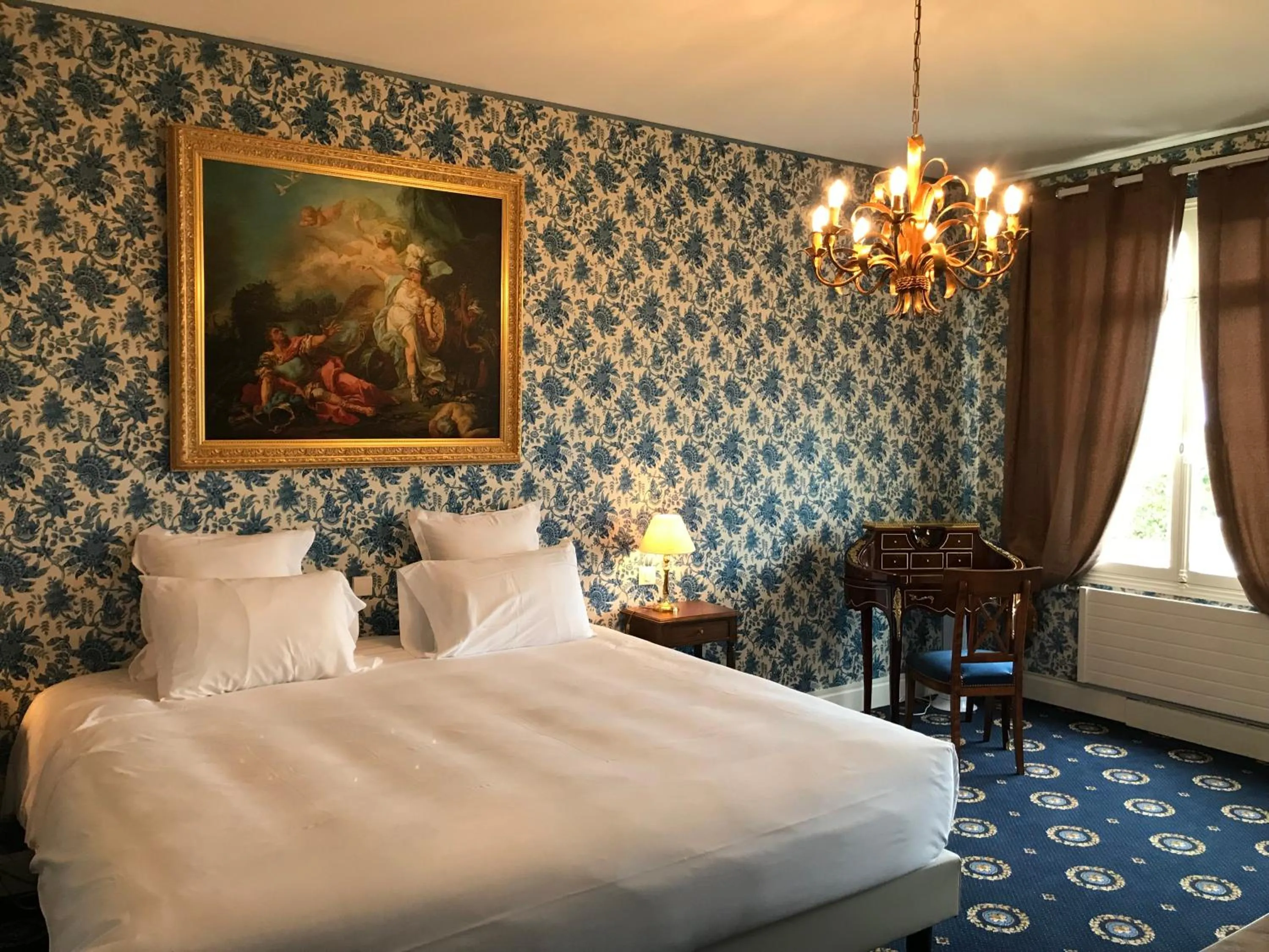 Bed in Chateau Le Prieuré Saumur - La Maison Younan