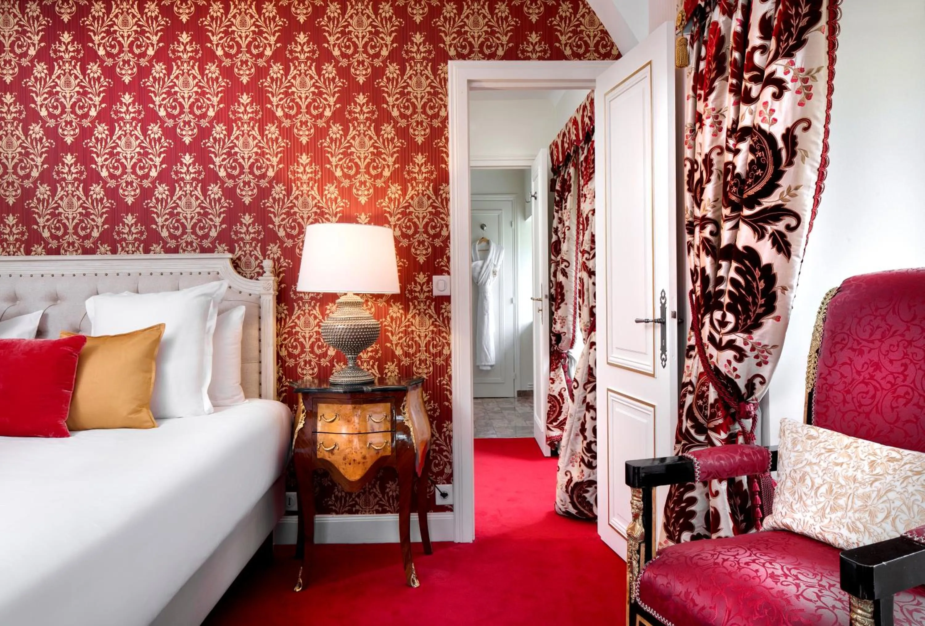 Photo of the whole room, Bed in Chateau Le Prieuré Saumur - La Maison Younan