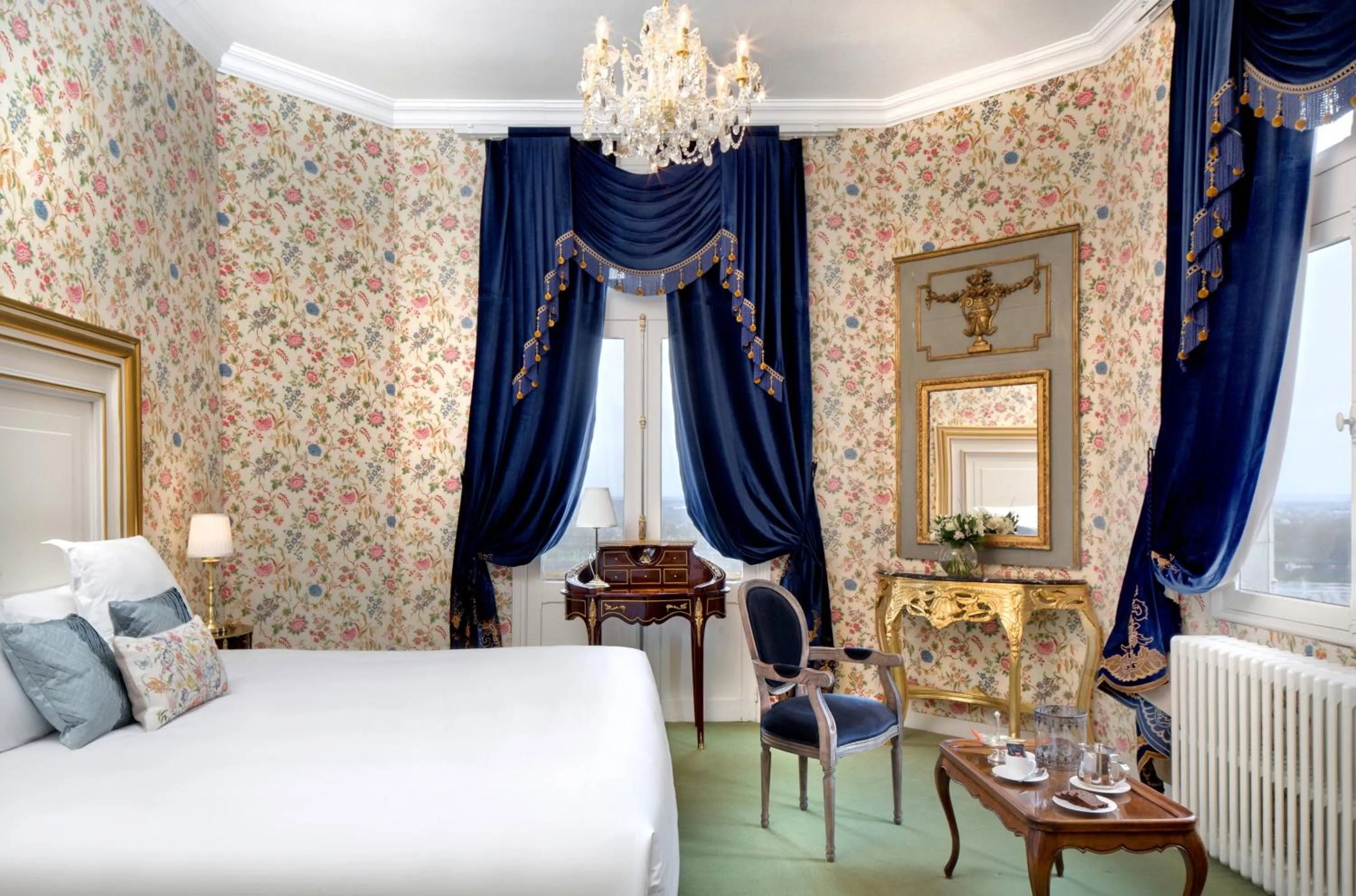 Photo of the whole room, Bed in Chateau Le Prieuré Saumur - La Maison Younan