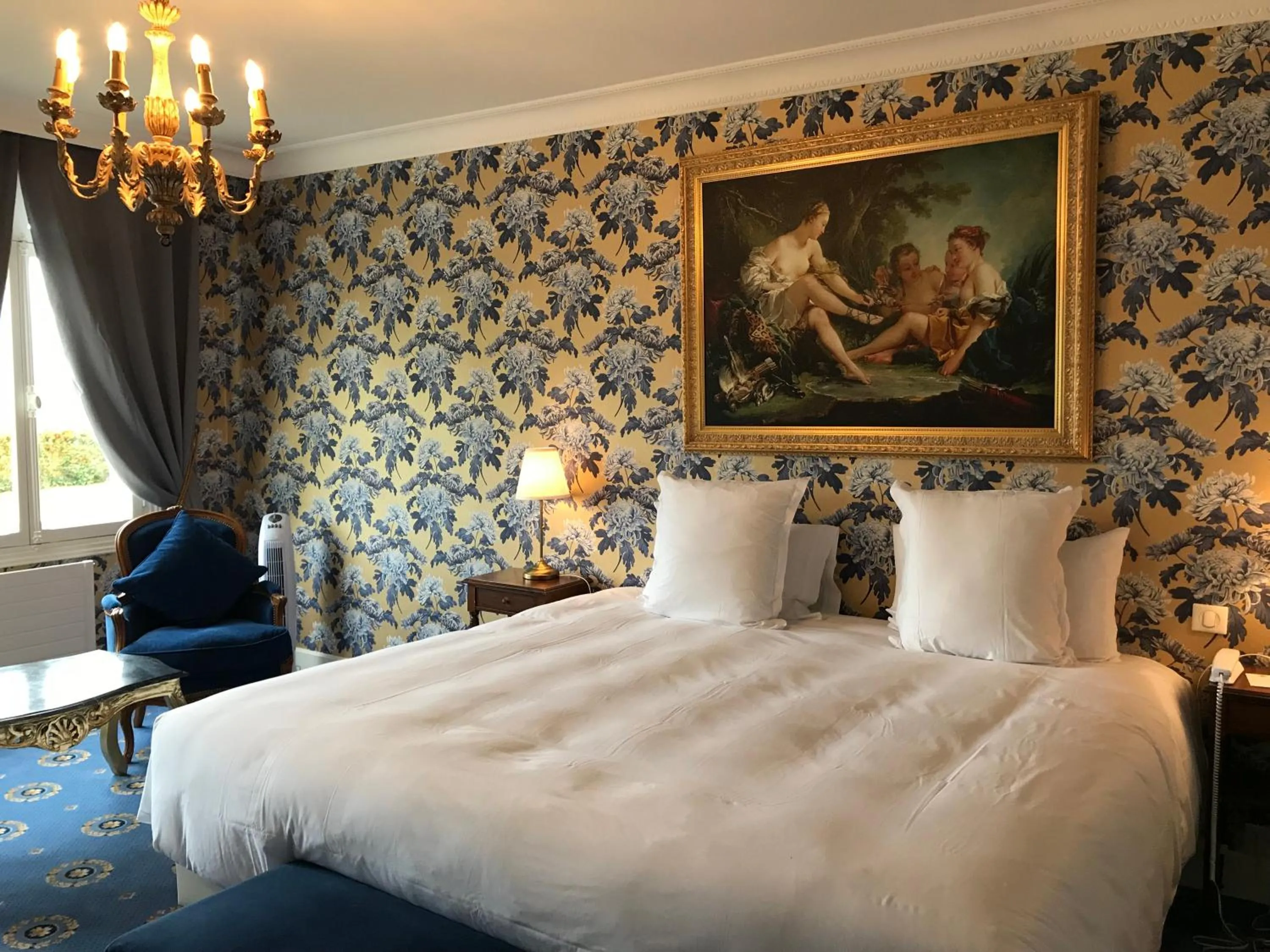 Bed in Chateau Le Prieuré Saumur - La Maison Younan