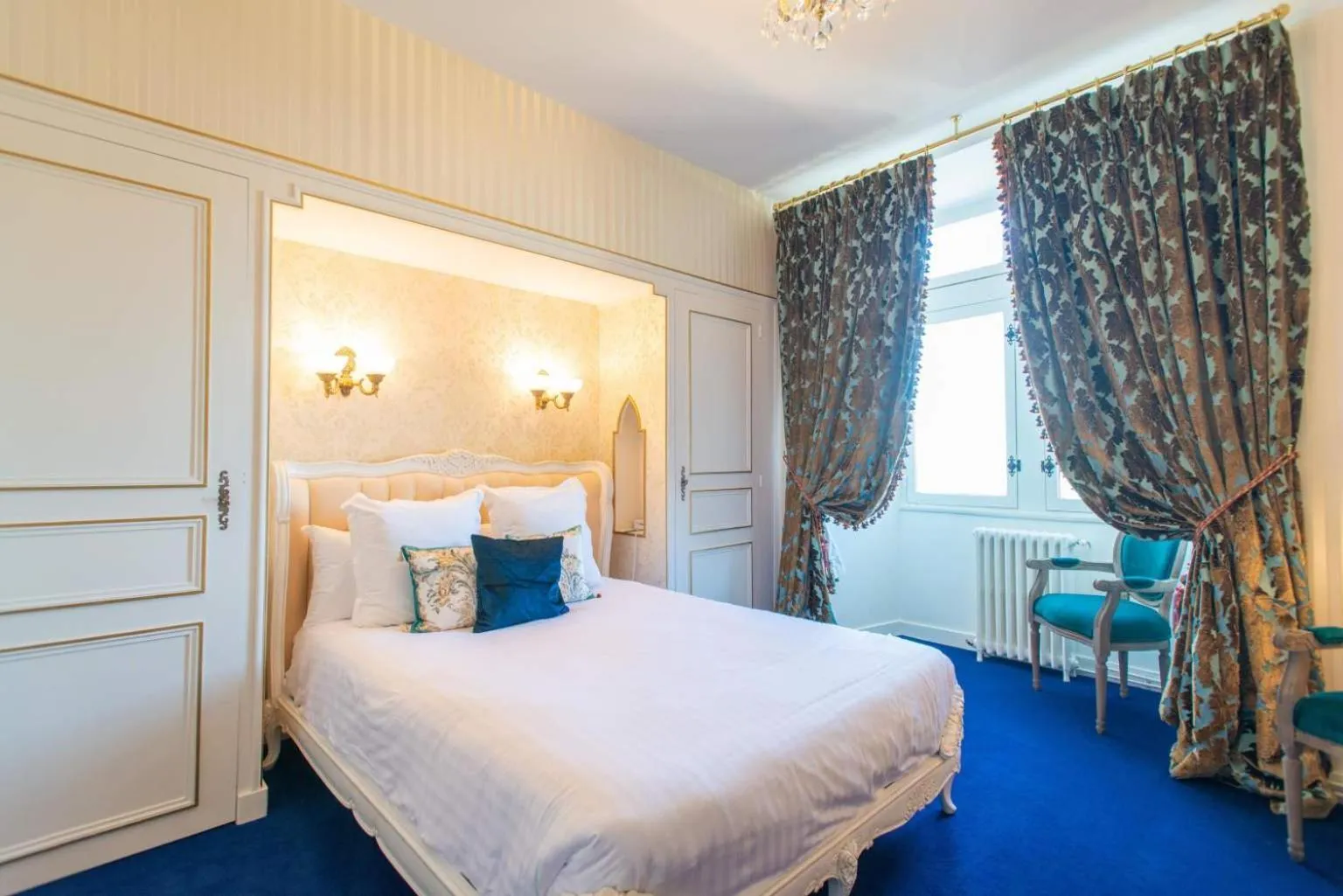 Photo of the whole room, Bed in Chateau Le Prieuré Saumur - La Maison Younan