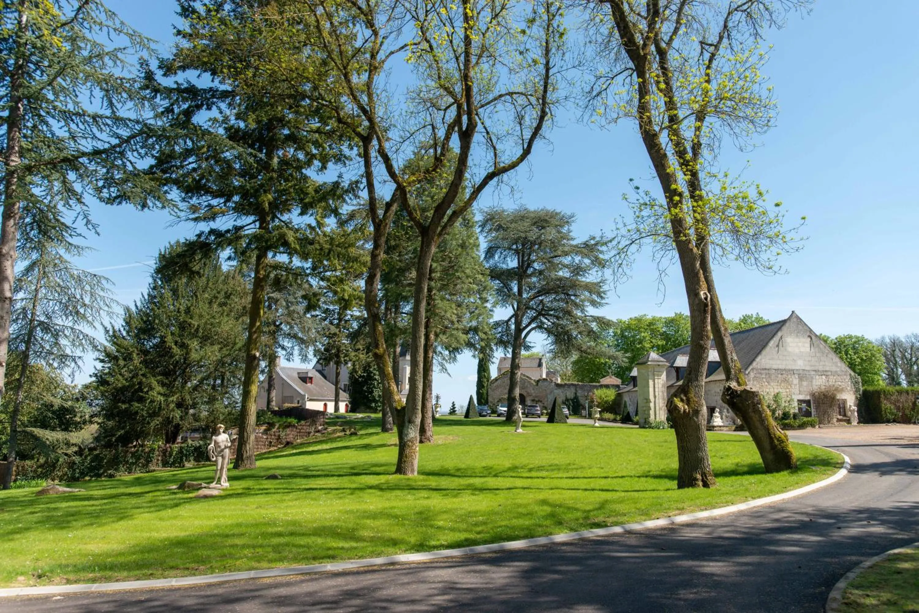 Property building in Chateau Le Prieuré Saumur - La Maison Younan