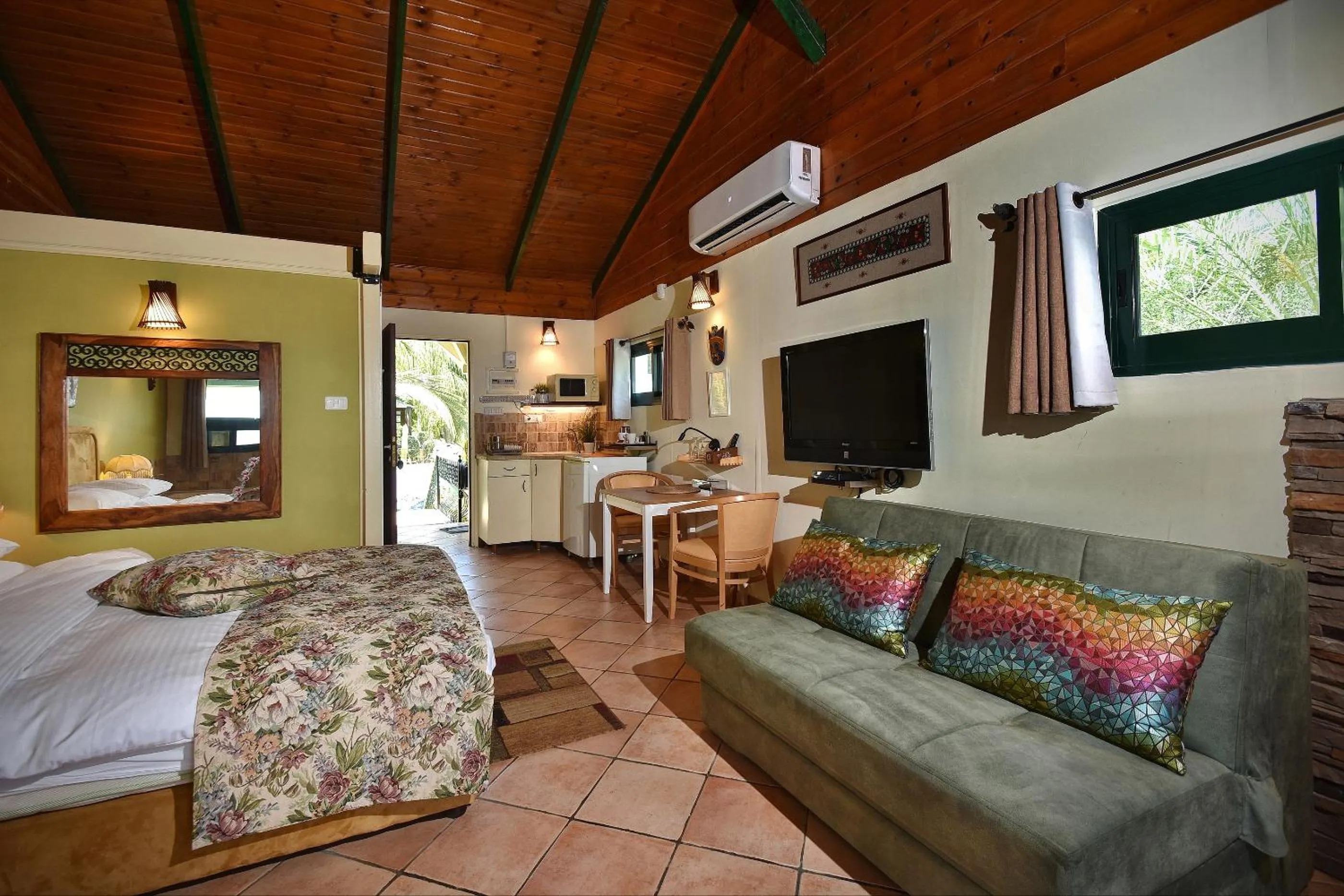 Photo of the whole room, Bed in Out of Africa Resort