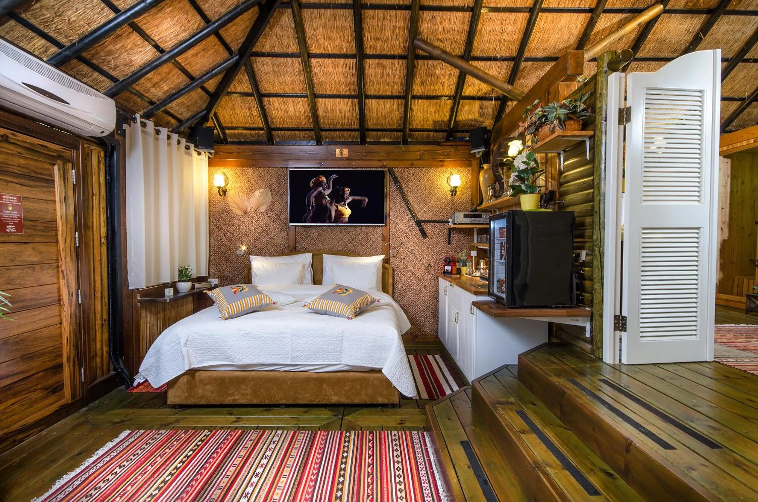 Photo of the whole room, Bed in Out of Africa Resort