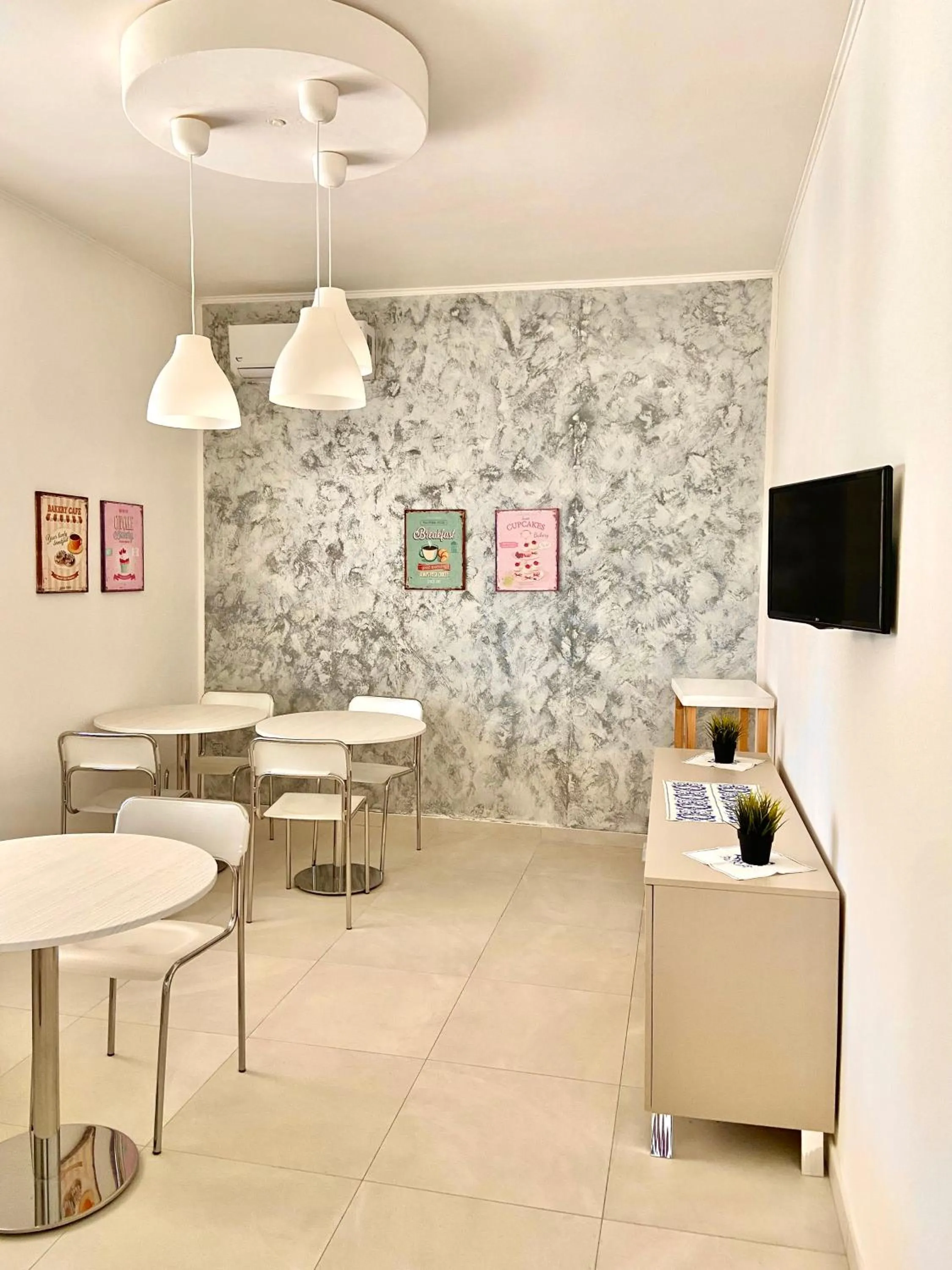 Communal lounge/ TV room in B&B Costa Azzurra