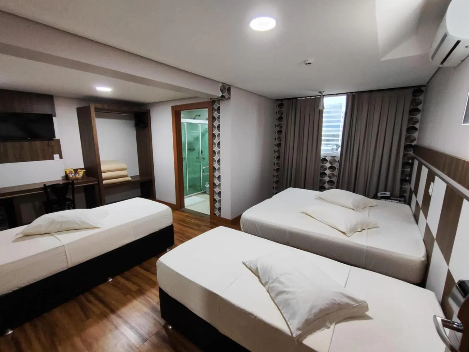 Bed in Hotel Maestro Executive Toledo