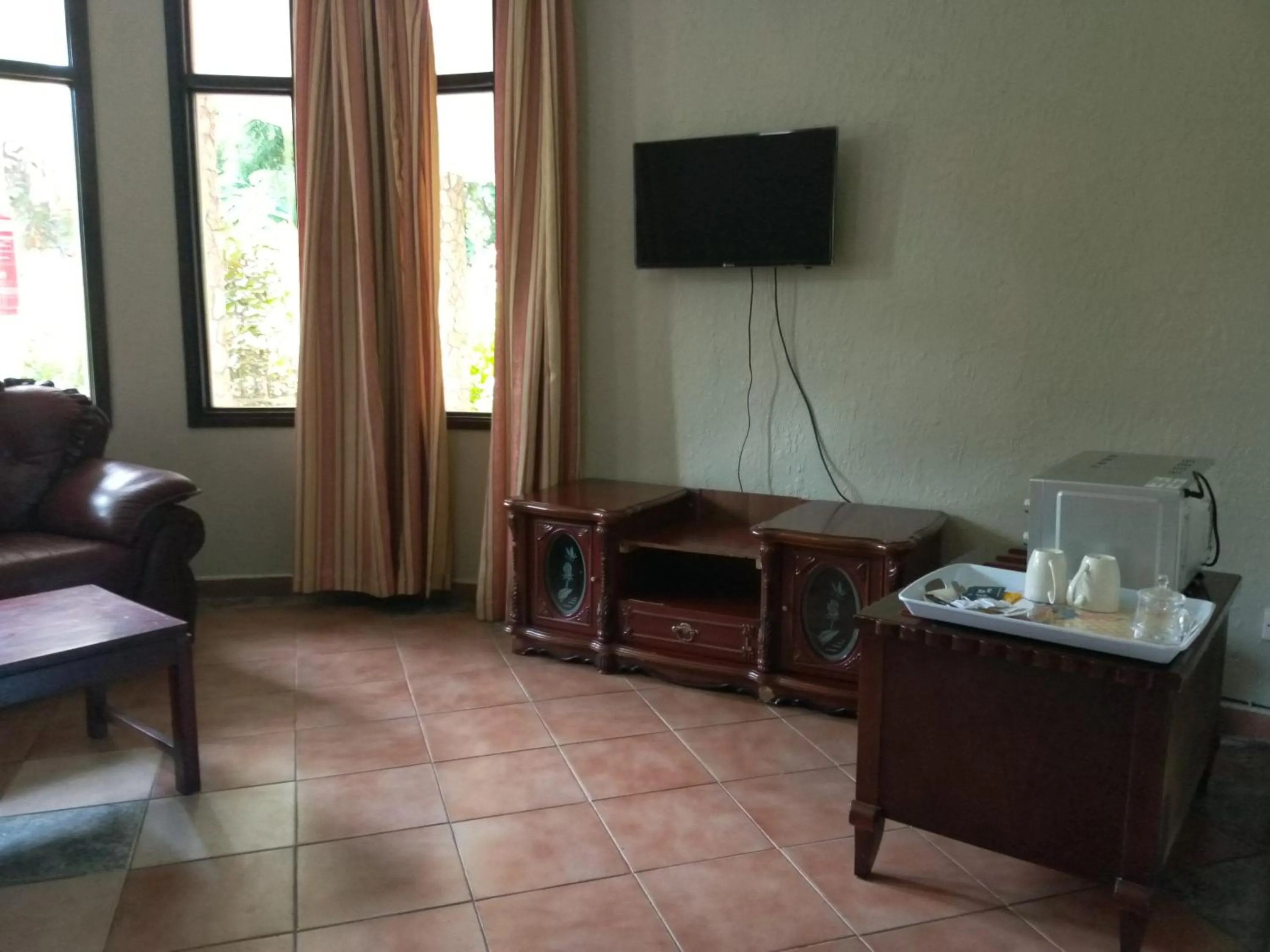 Coffee/tea facilities, TV/Entertainment Center in Serene Hotel