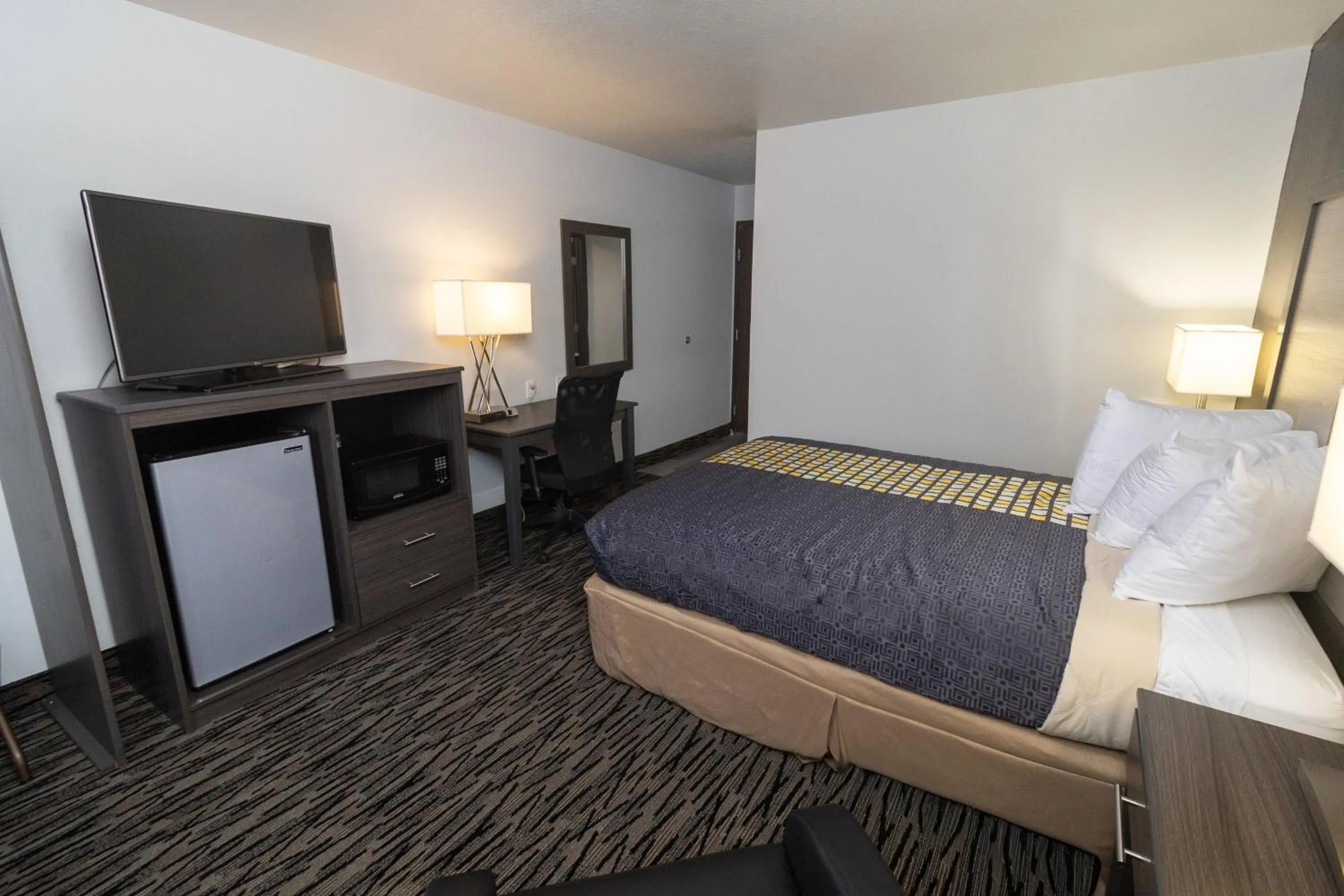 Bedroom, Bed in FairBridge Inn, Suites & Conference Center – Missoula