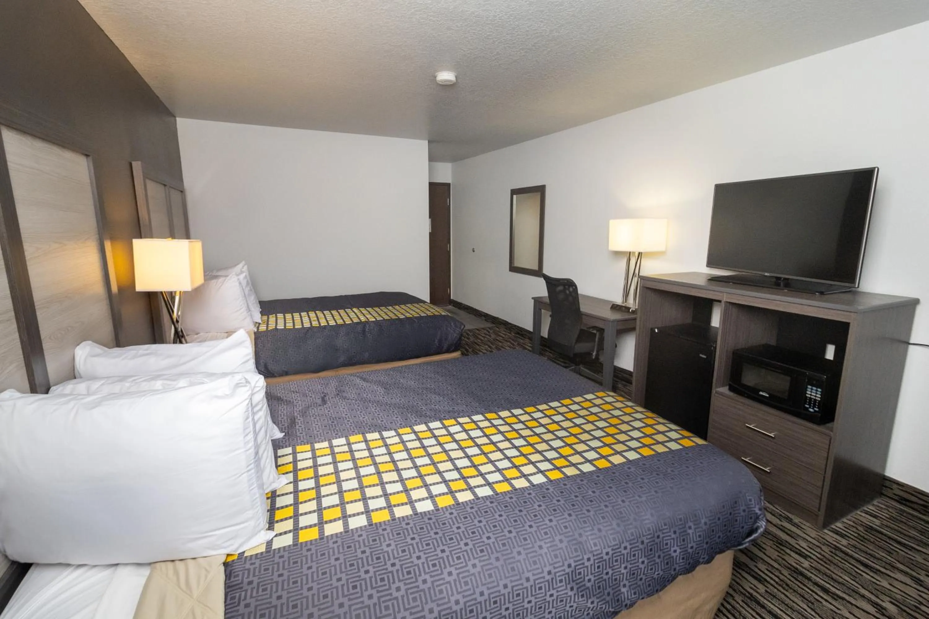 Bedroom, Bed in FairBridge Inn, Suites & Conference Center – Missoula