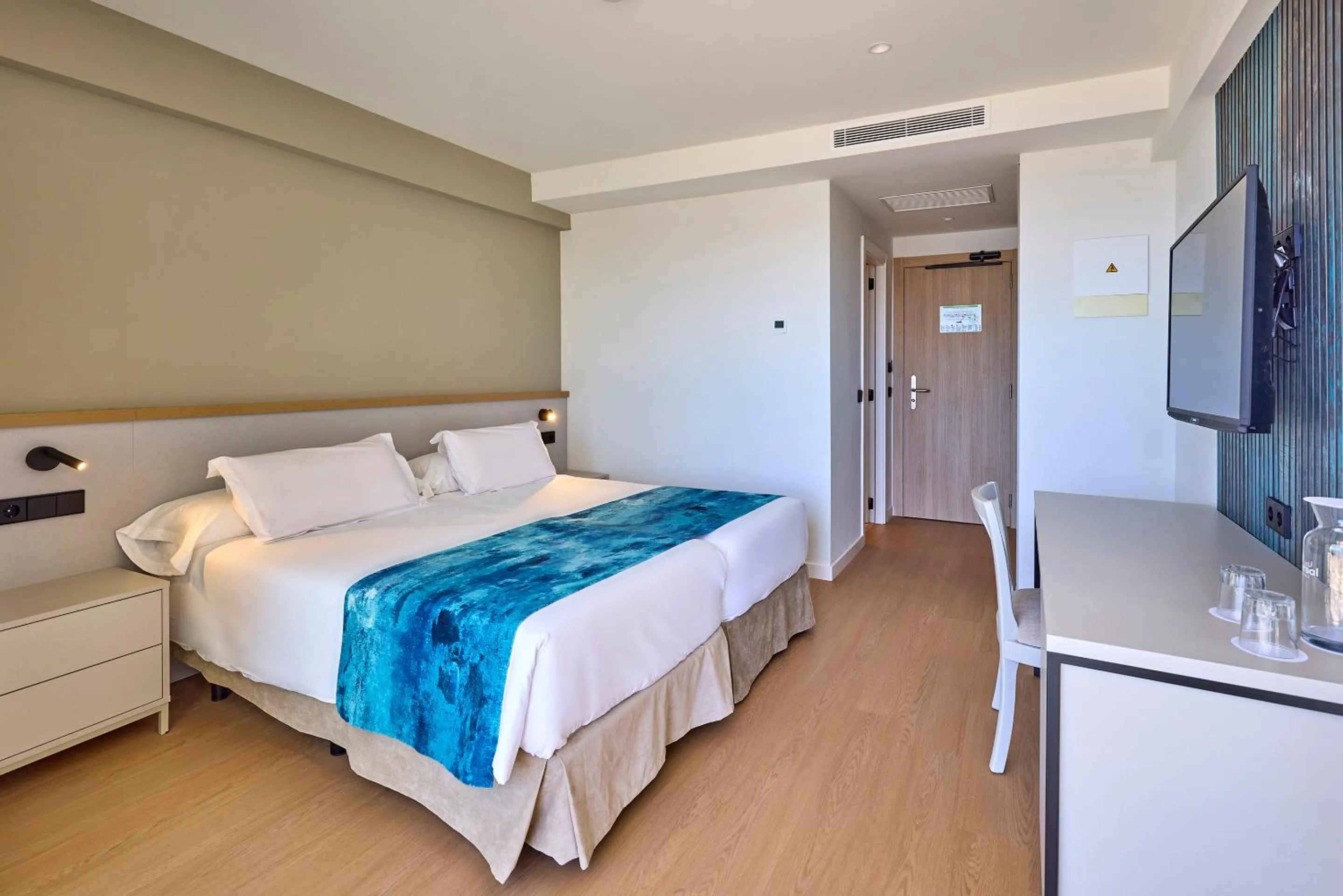 Bed in Universal Hotel Romantica