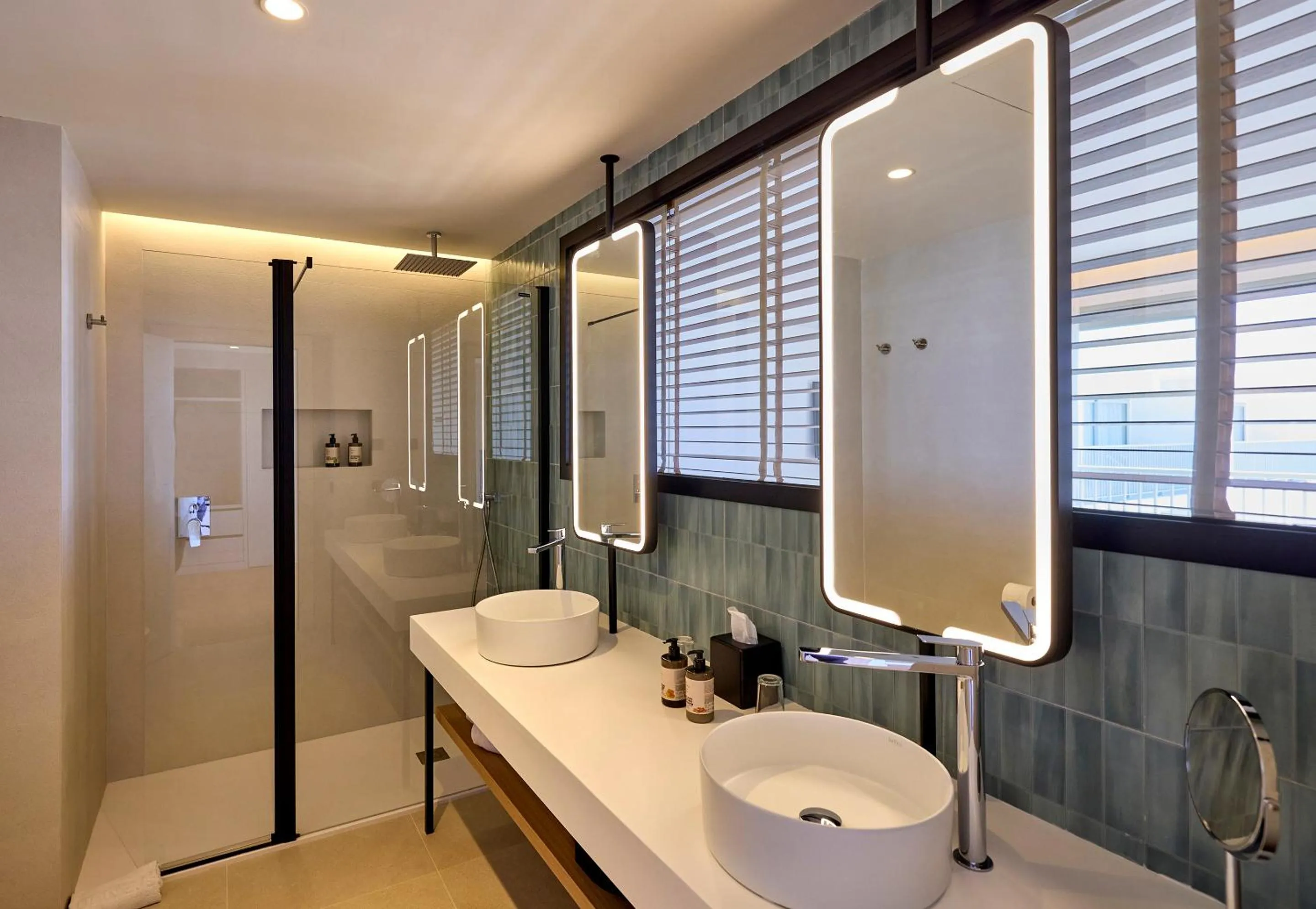 Shower in Universal Hotel Romantica