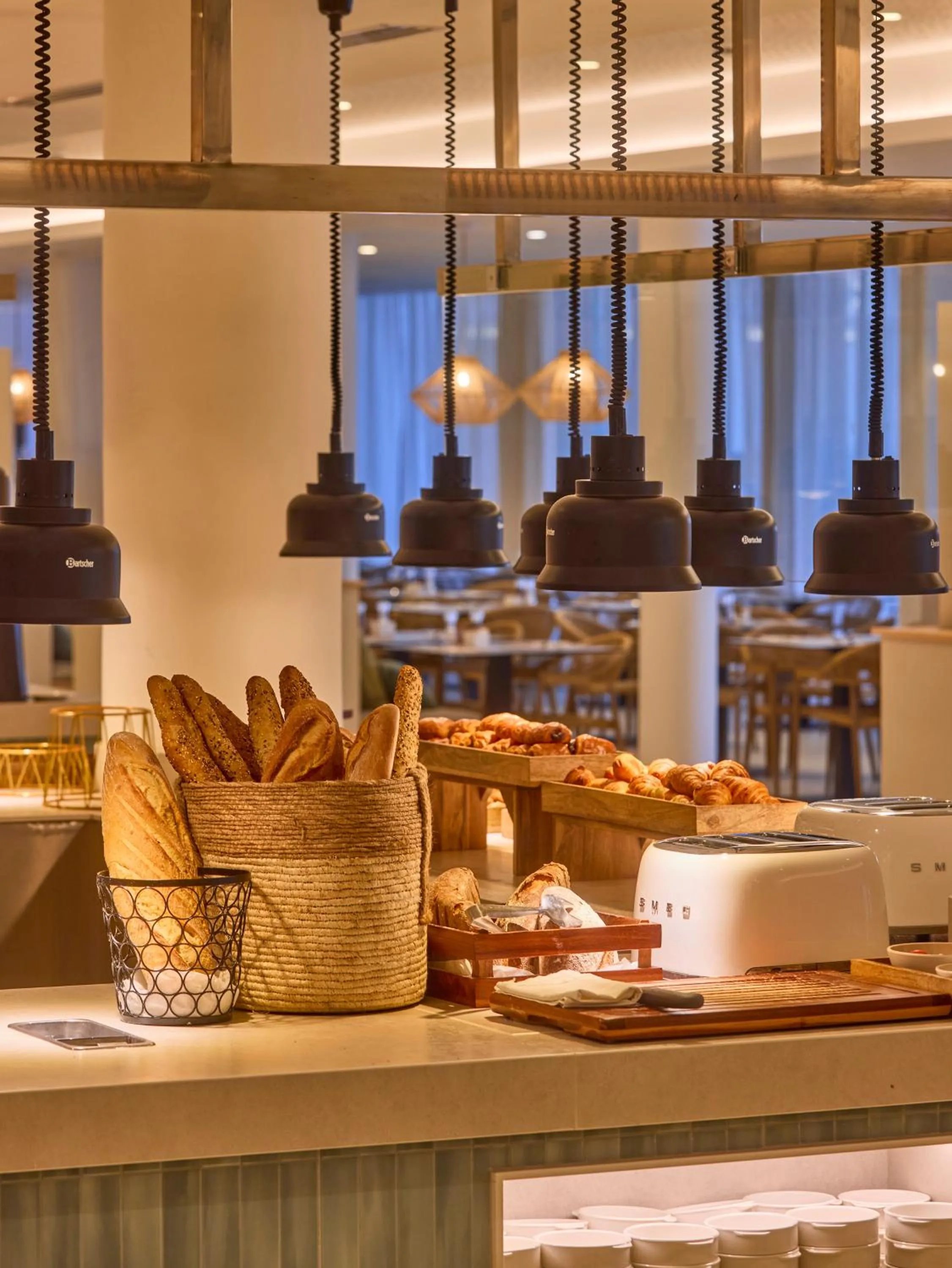 Restaurant/places to eat in Universal Hotel Romantica