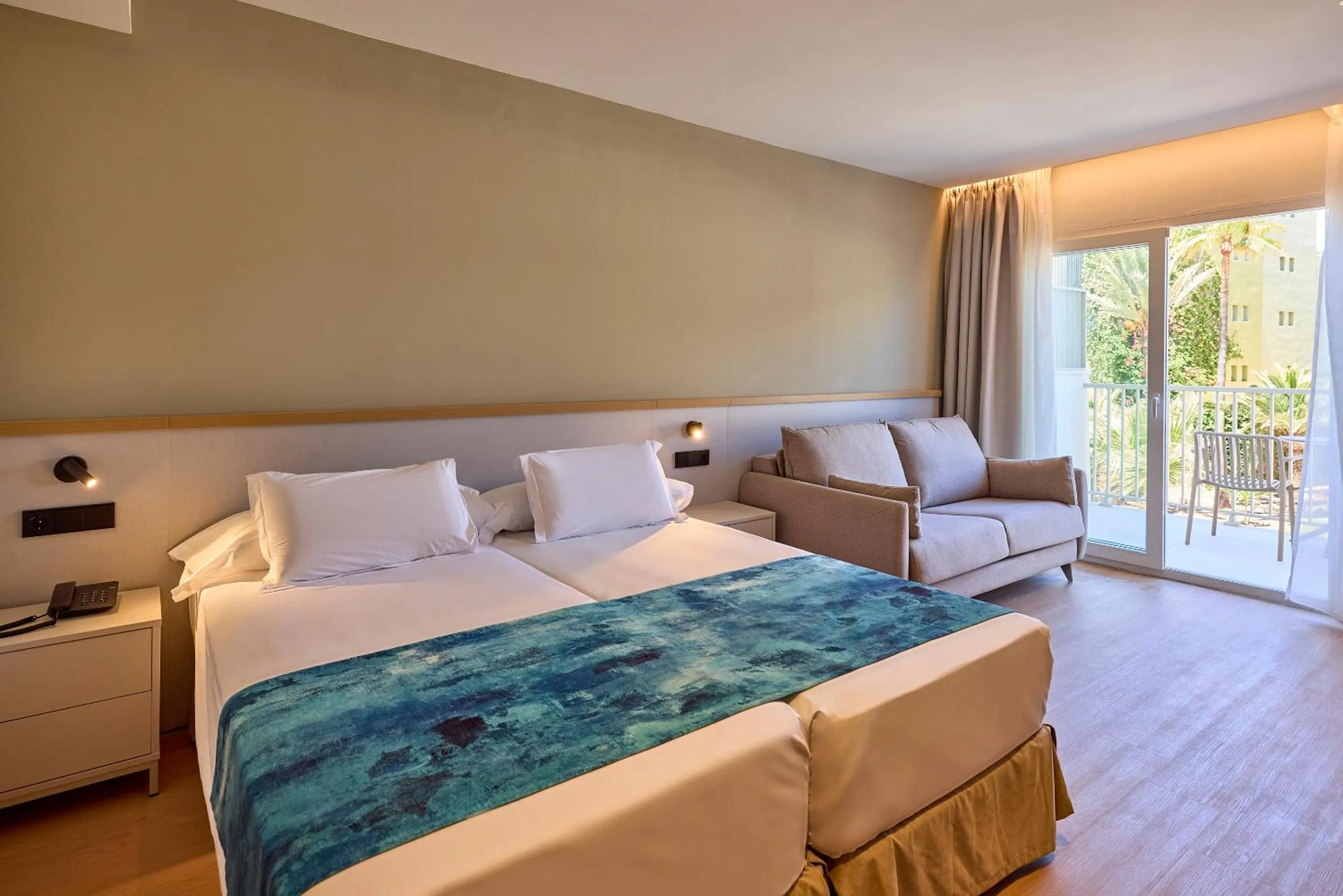 Bed in Universal Hotel Romantica