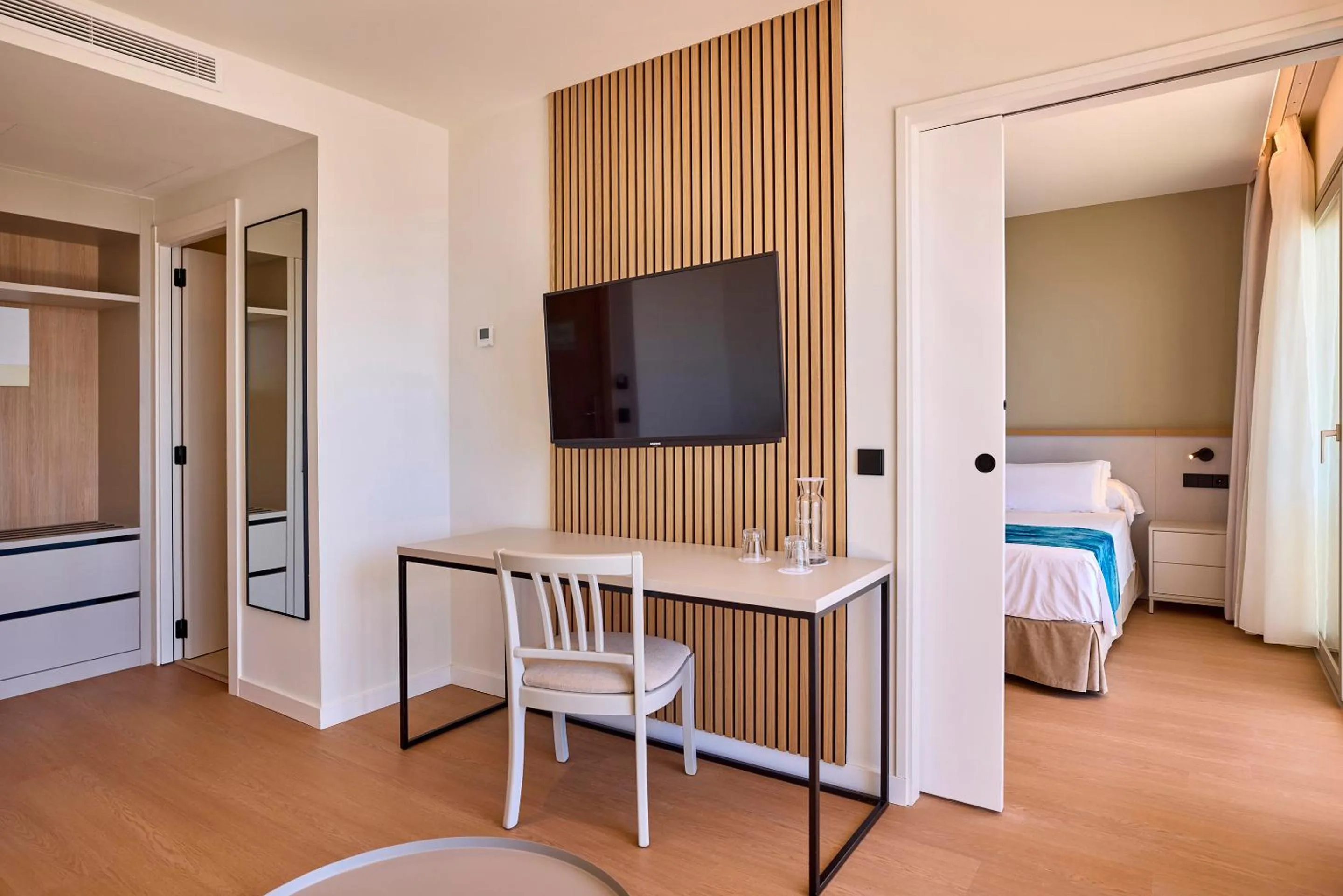 TV and multimedia, Bed in Universal Hotel Romantica