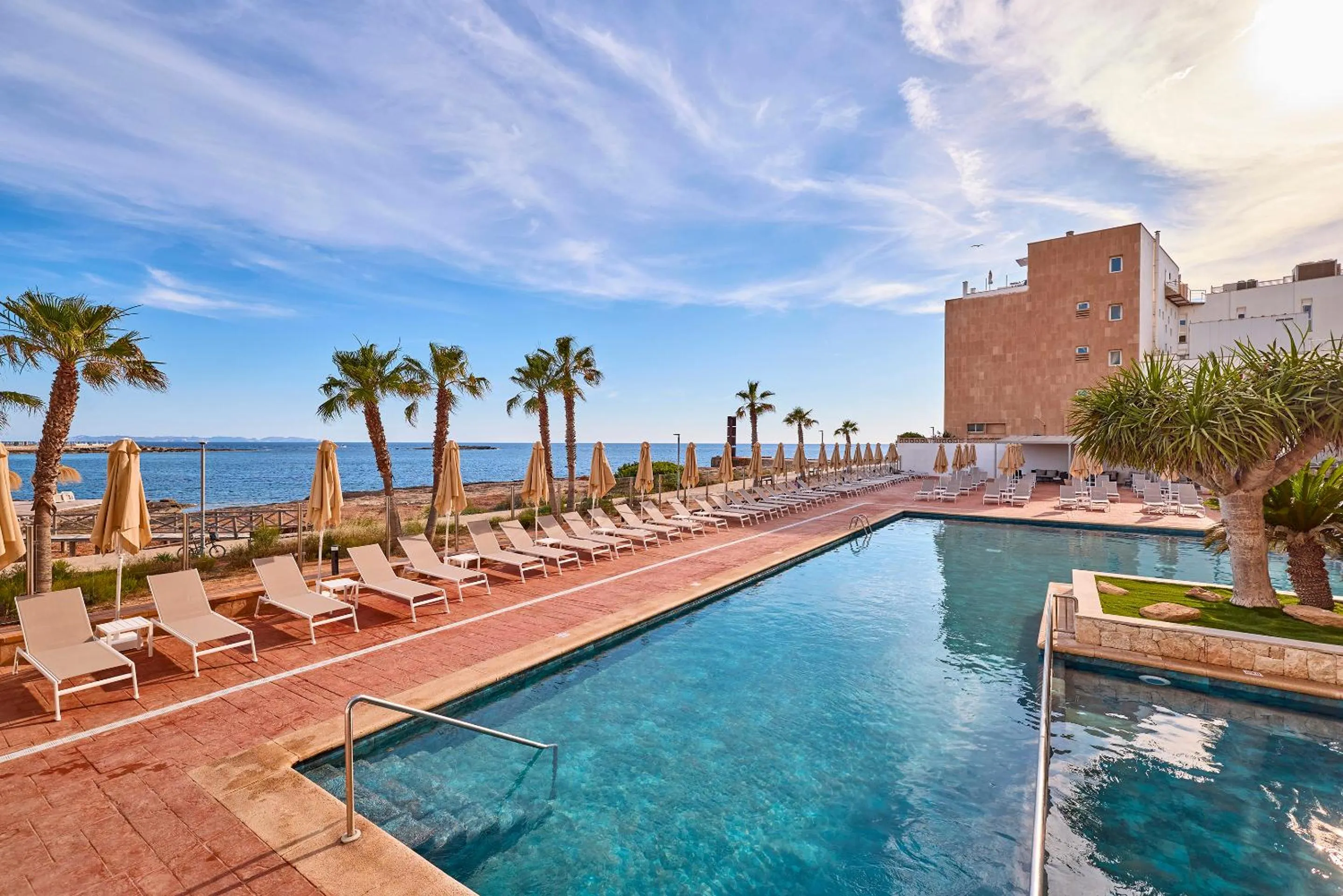 Swimming pool in Universal Hotel Romantica