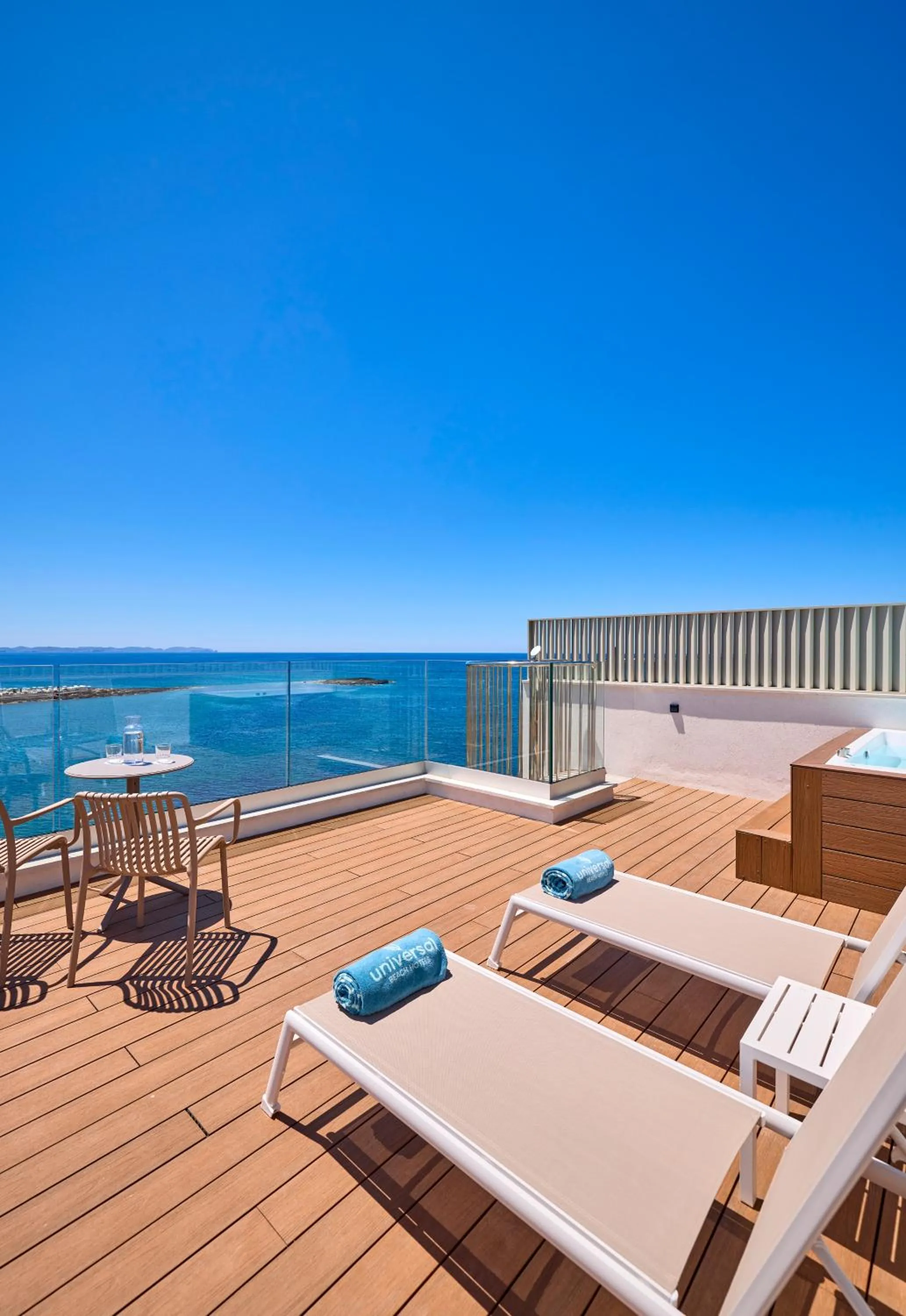 Day in Universal Hotel Romantica