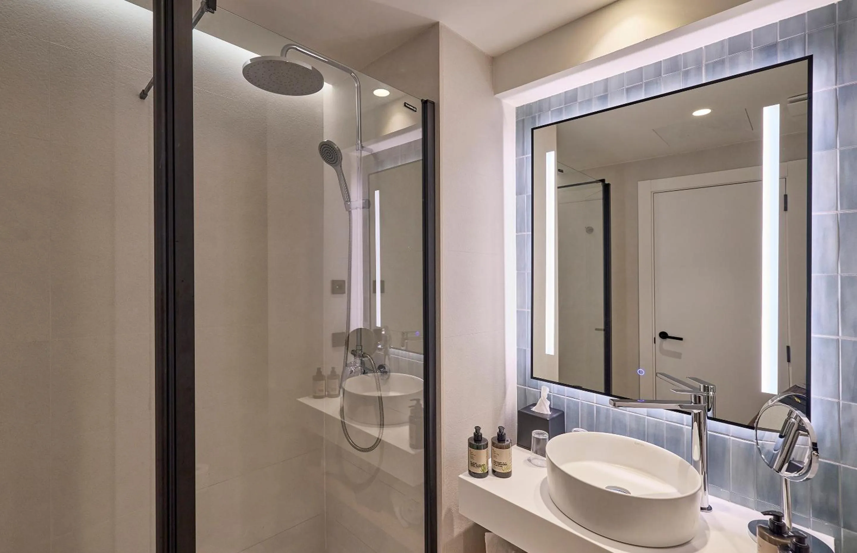 Shower in Universal Hotel Romantica