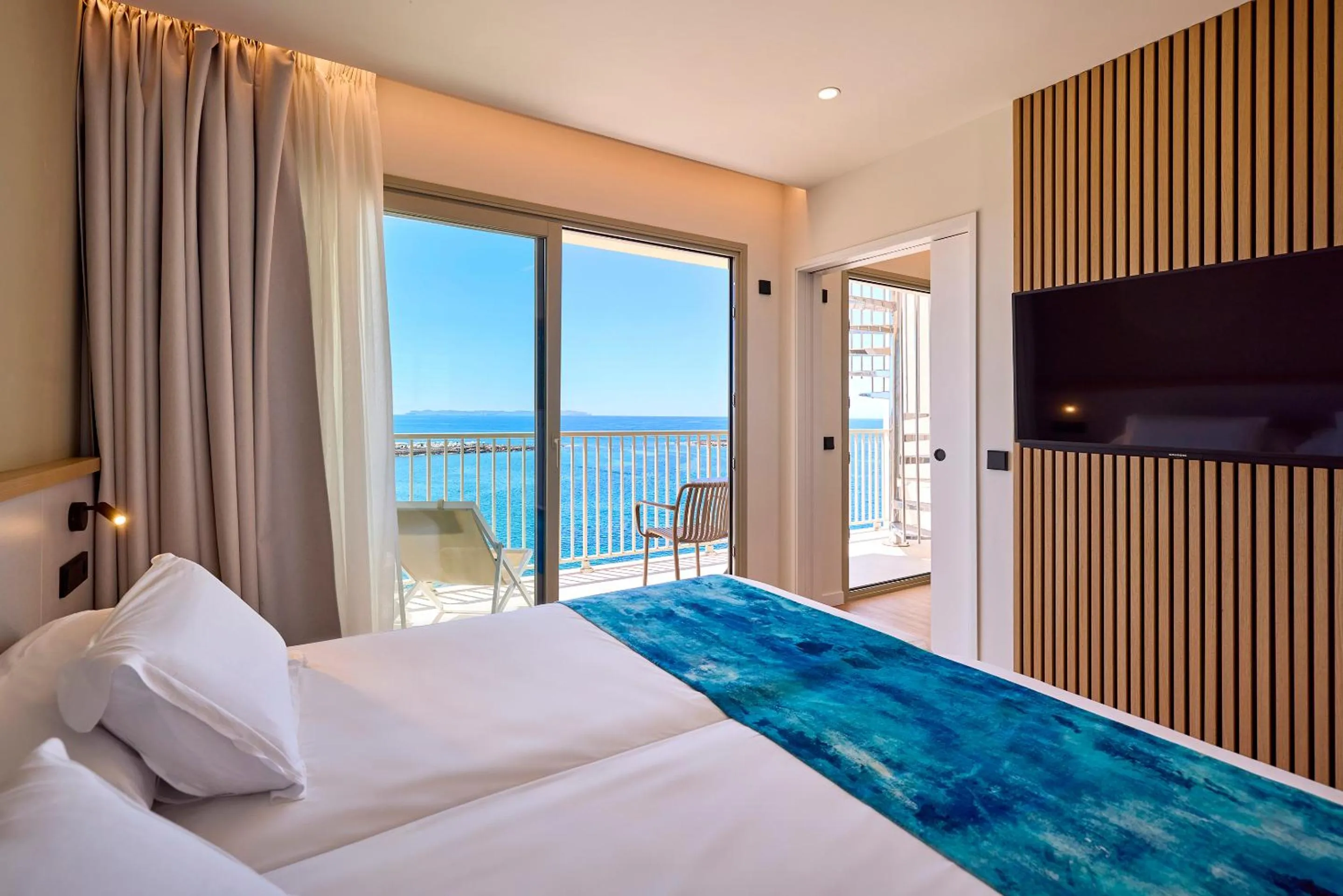 Bed in Universal Hotel Romantica