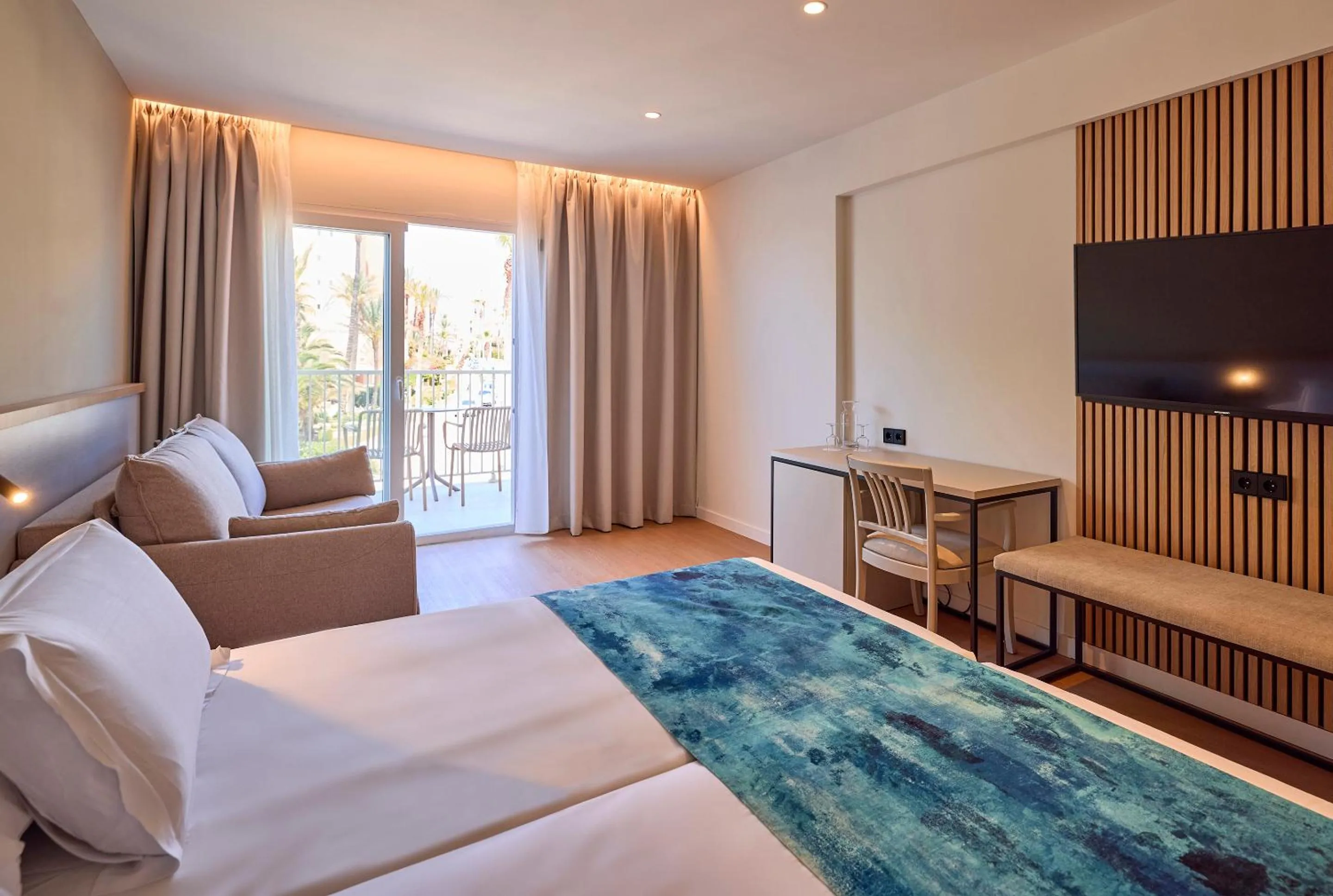 Bed in Universal Hotel Romantica