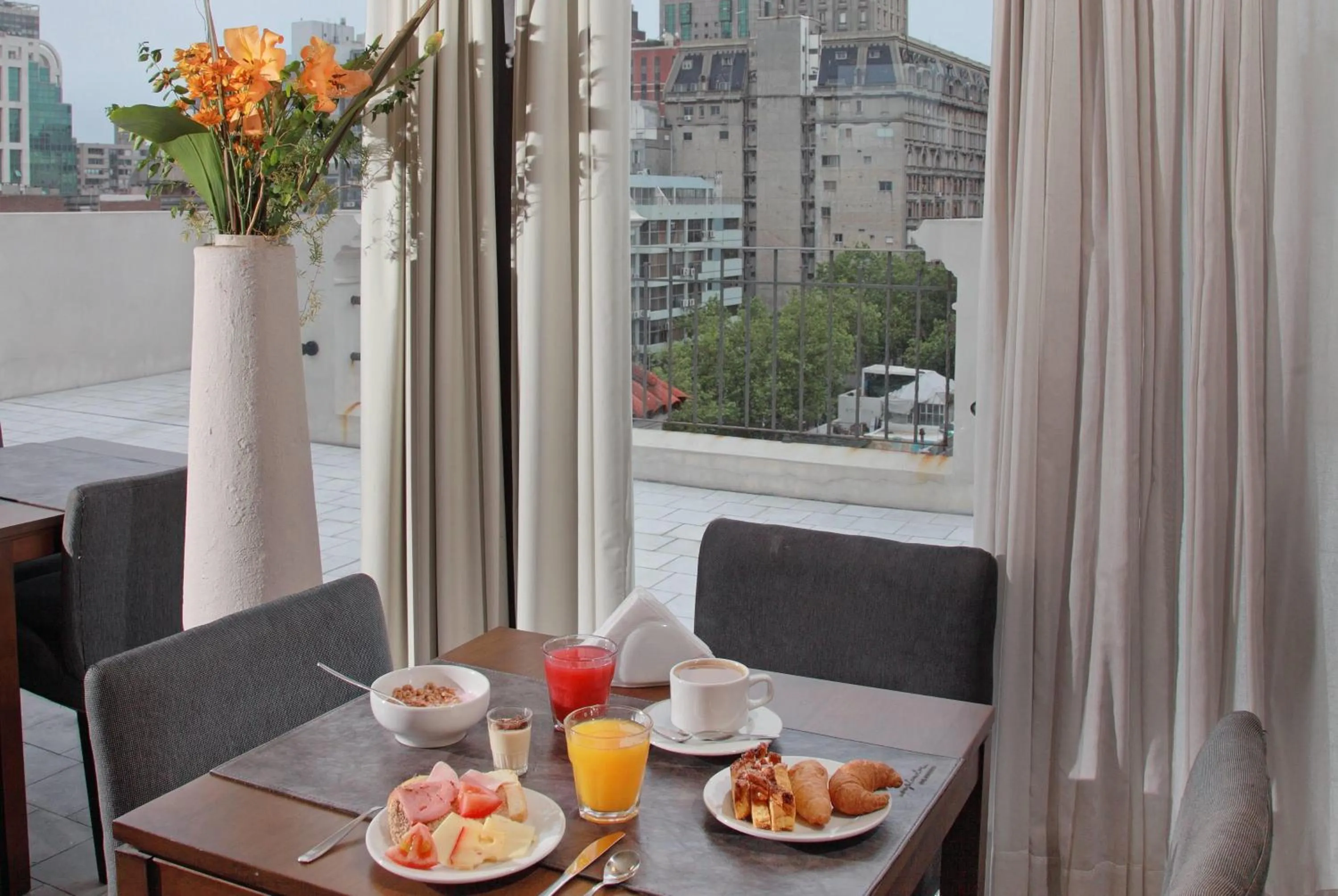 Restaurant/places to eat in Esplendor by Wyndham Montevideo Cervantes