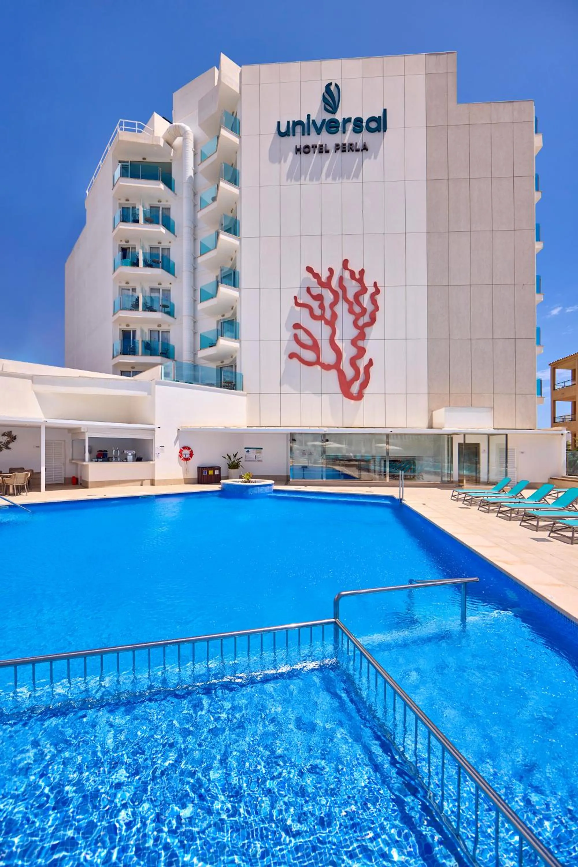 Swimming pool in Universal Hotel Perla