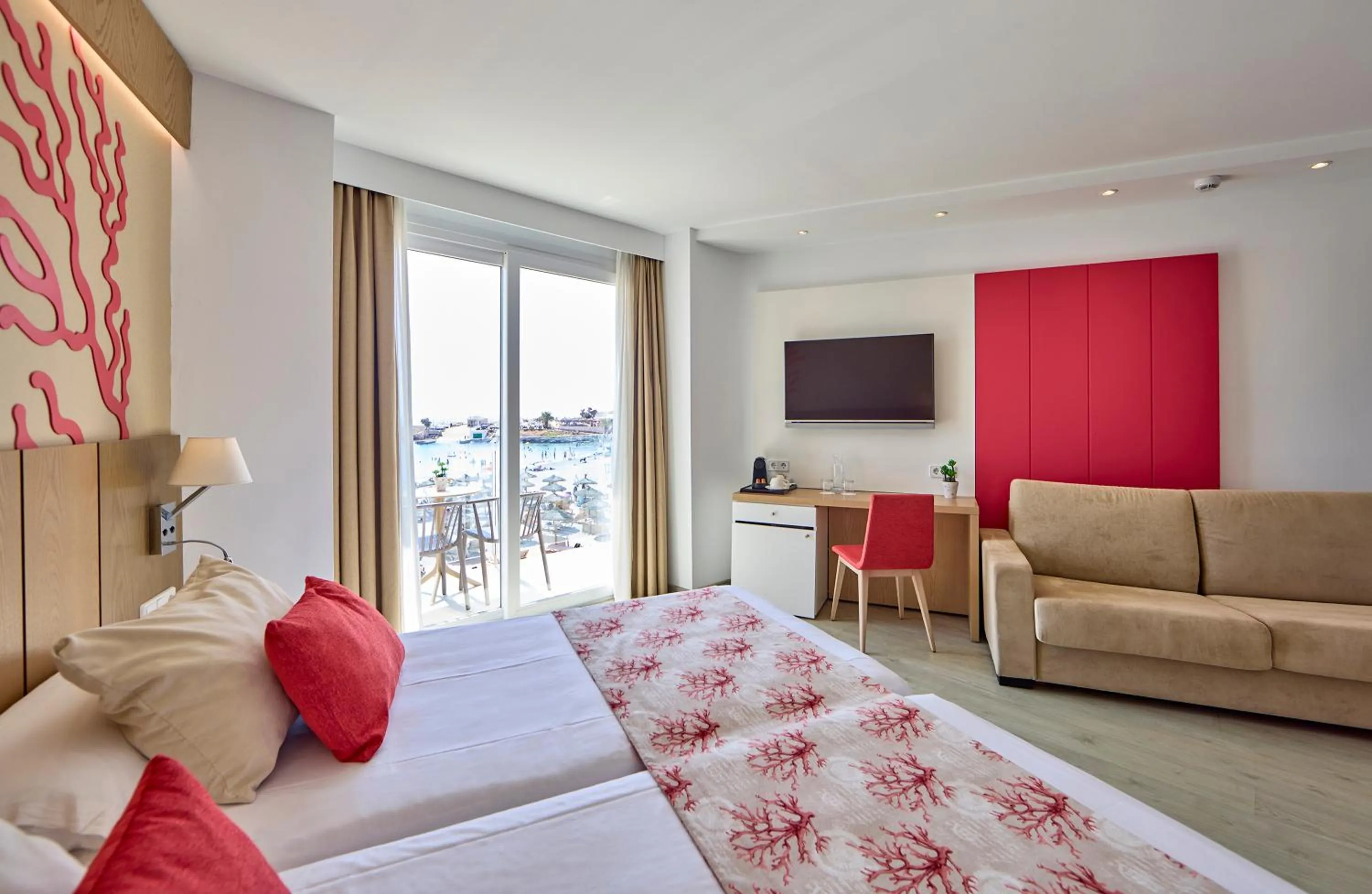 TV and multimedia, Bed in Universal Hotel Perla