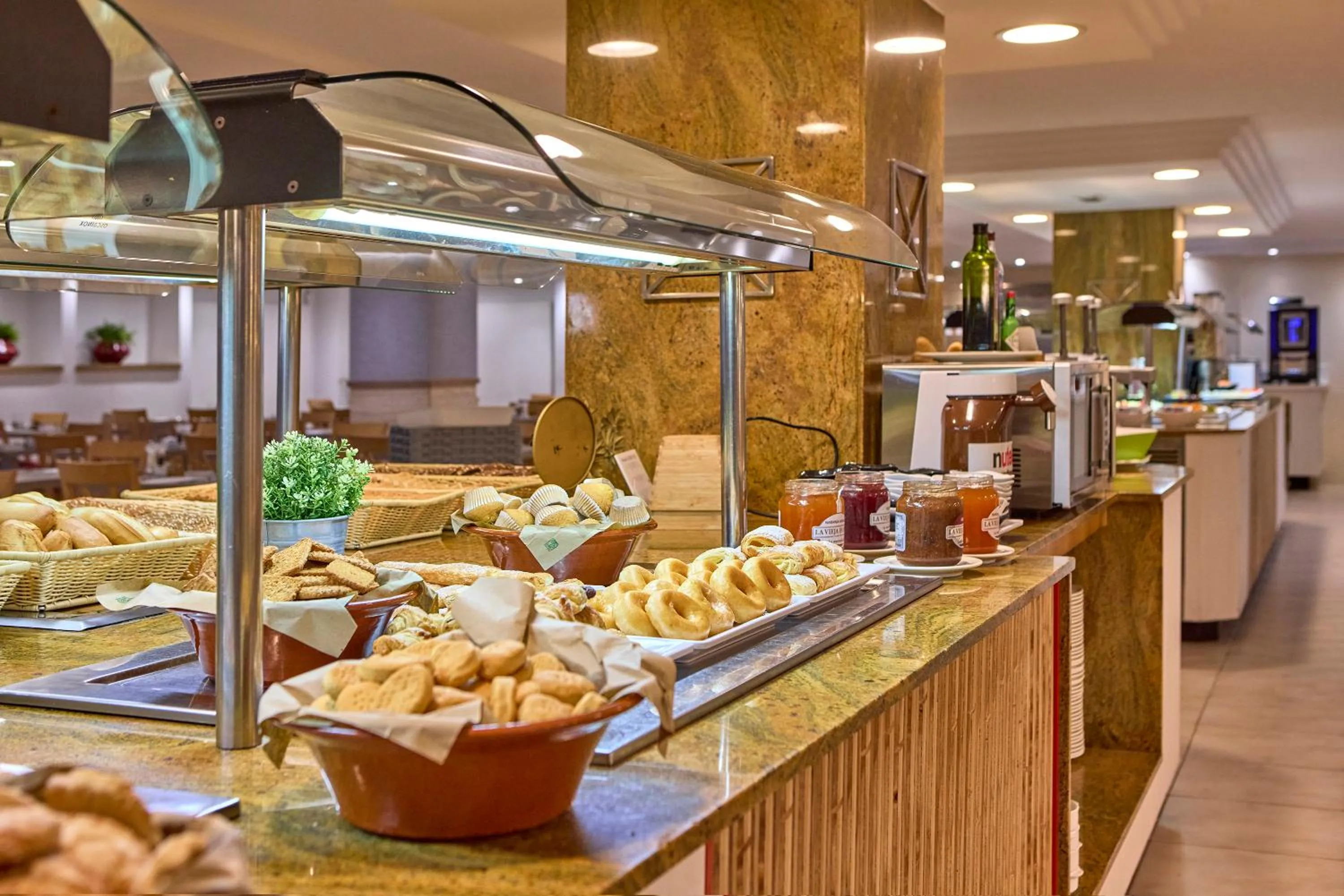 Restaurant/places to eat in Universal Hotel Perla