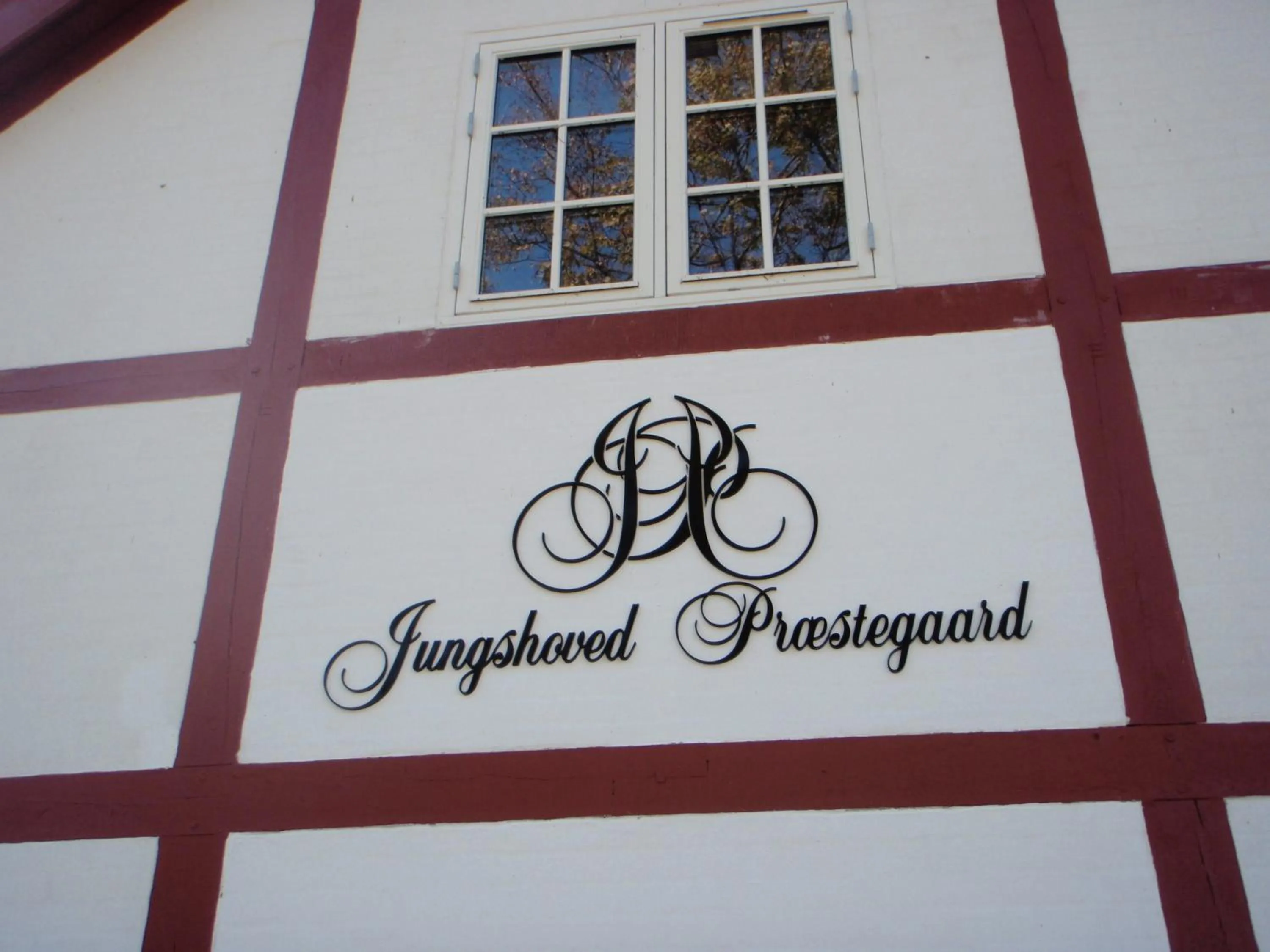 Facade/entrance in Jungshoved Præstegård B&B