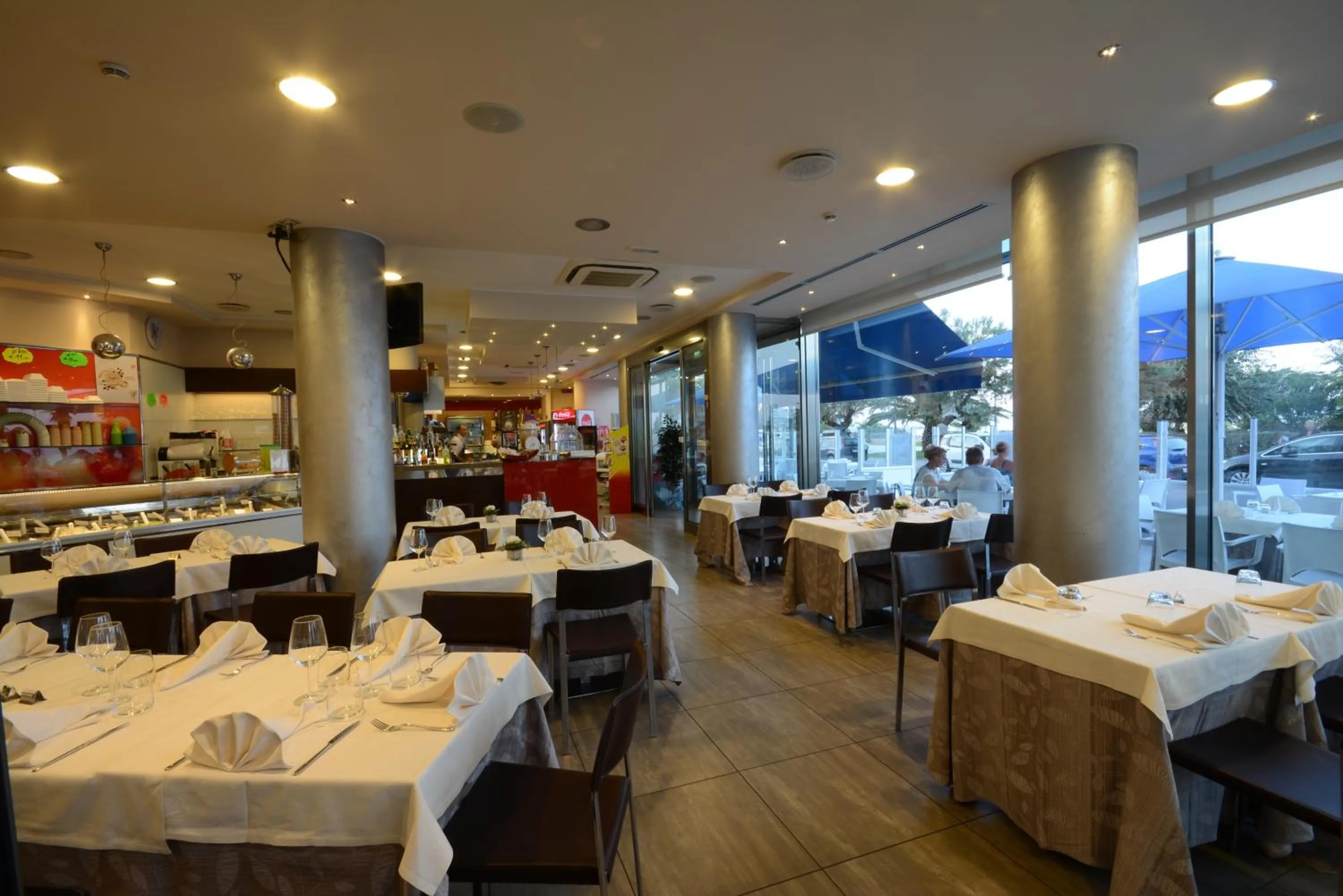 Restaurant/places to eat in Kiara Residence