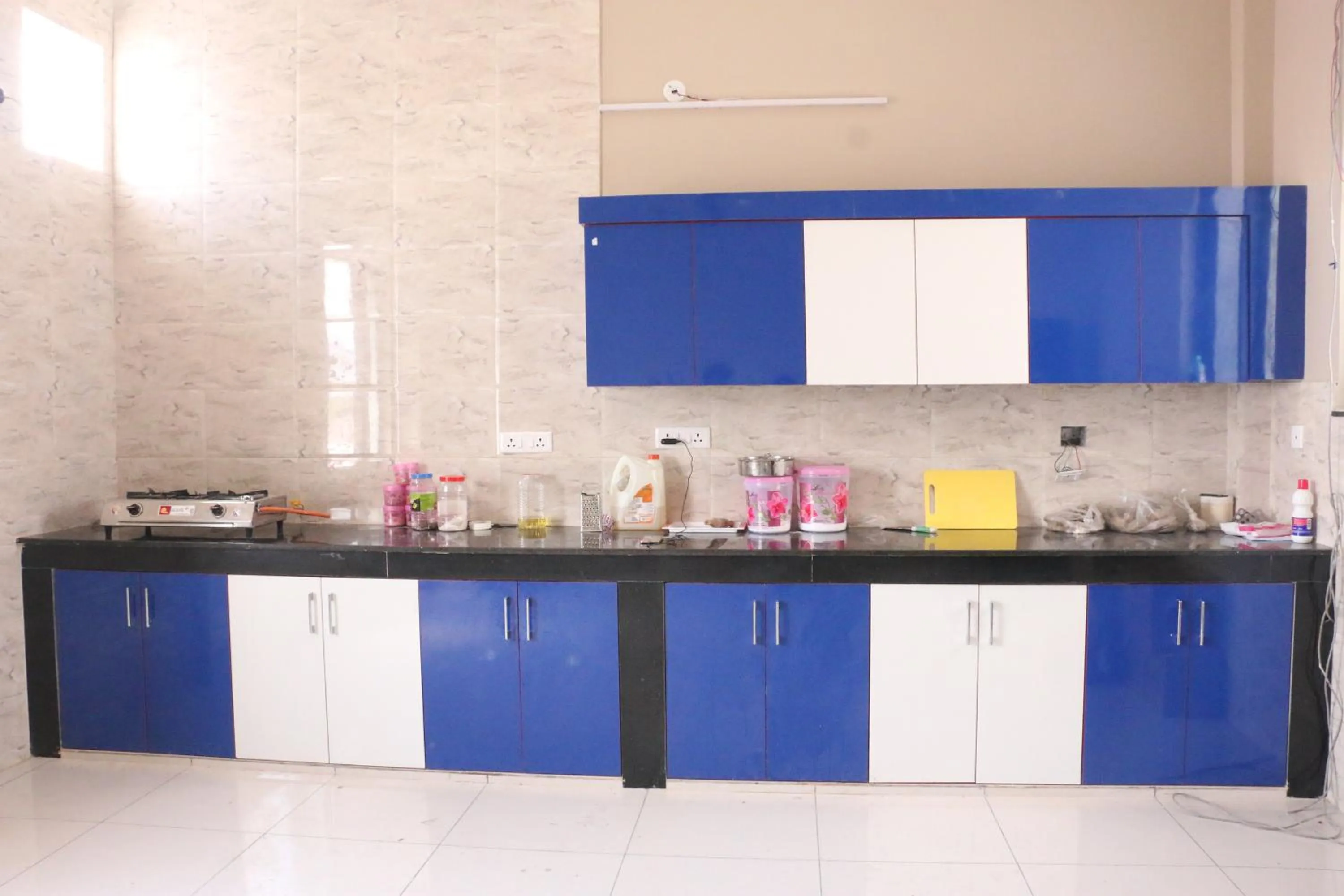 Kitchen or kitchenette in Hotel Reyansh