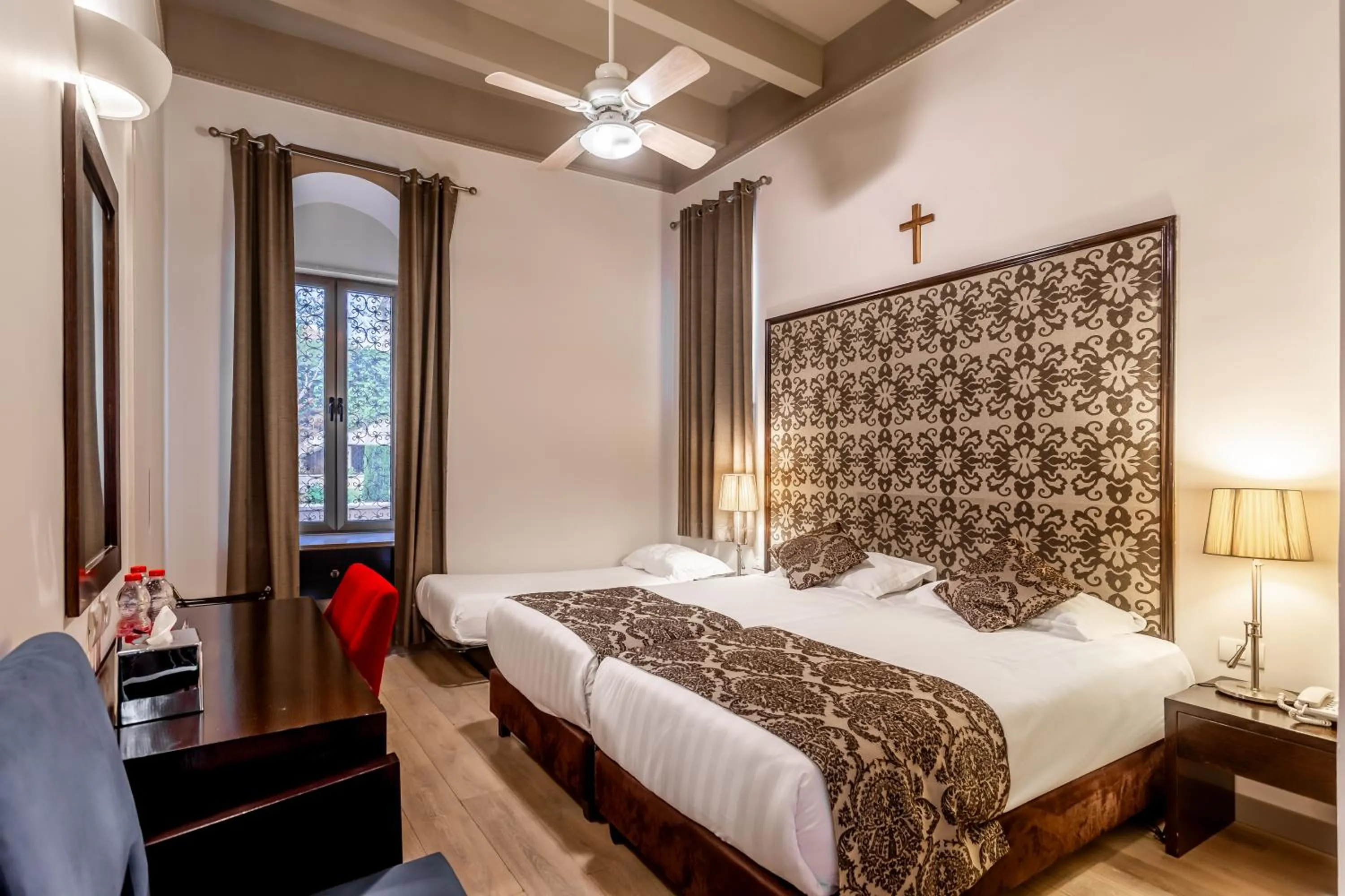 Photo of the whole room, Bed in Notre Dame of Jerusalem Center