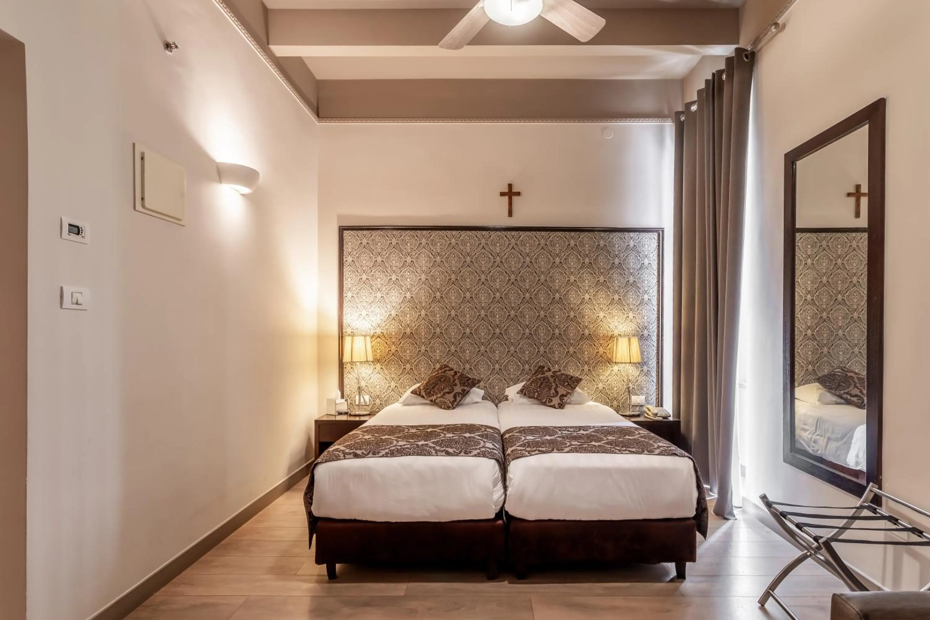 Photo of the whole room, Bed in Notre Dame of Jerusalem Center