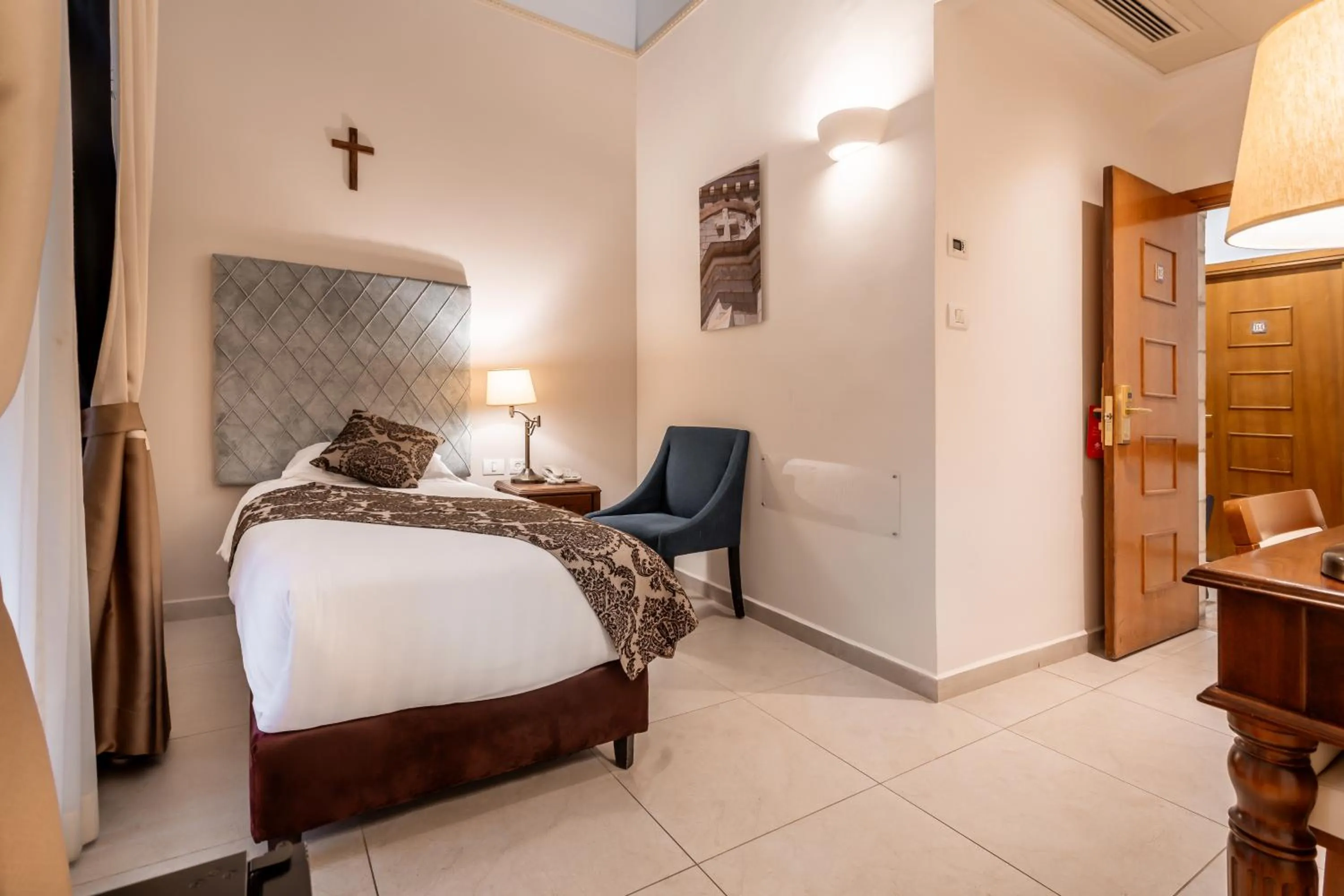 Photo of the whole room, Bed in Notre Dame of Jerusalem Center