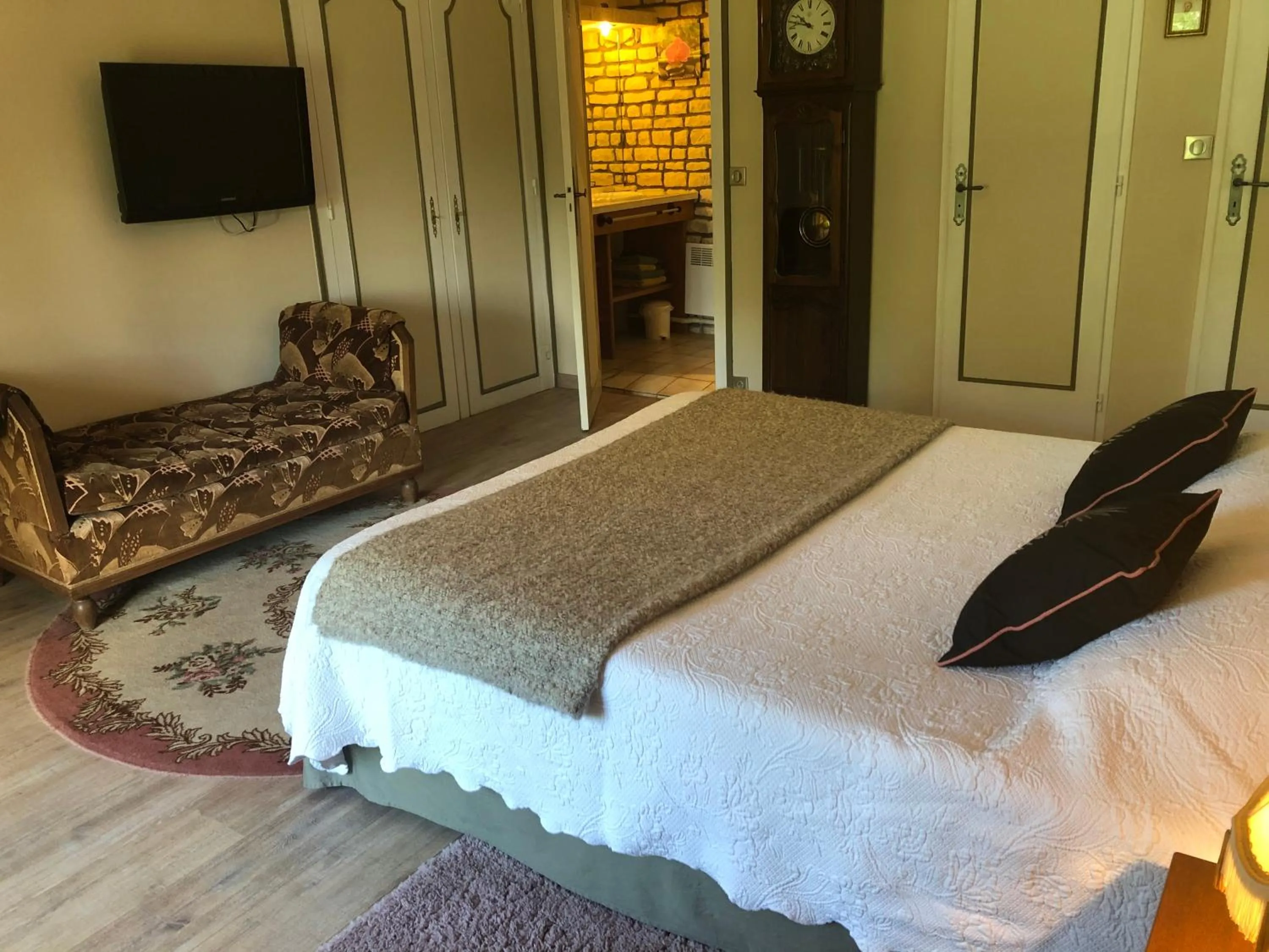 Bathroom, Bed in Le Logis de Vallans